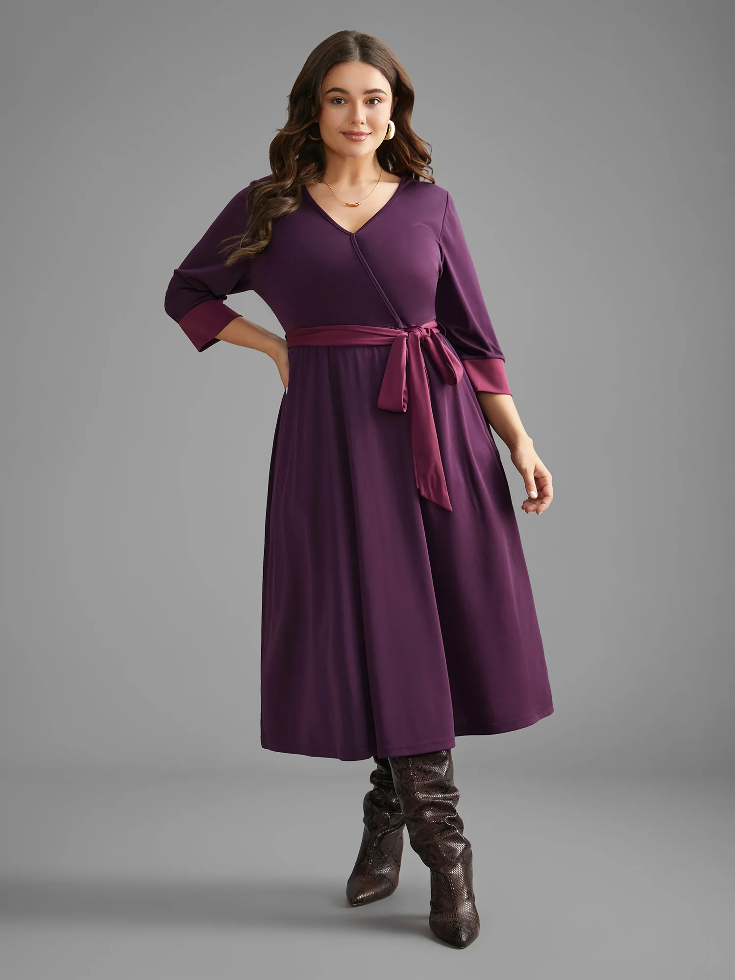 Overlap Collar Contrast Belted Midi Dress - Image 2