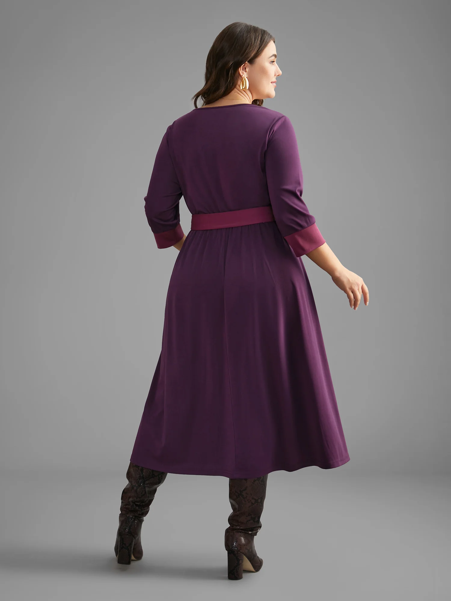 Overlap Collar Contrast Belted Midi Dress - Image 3