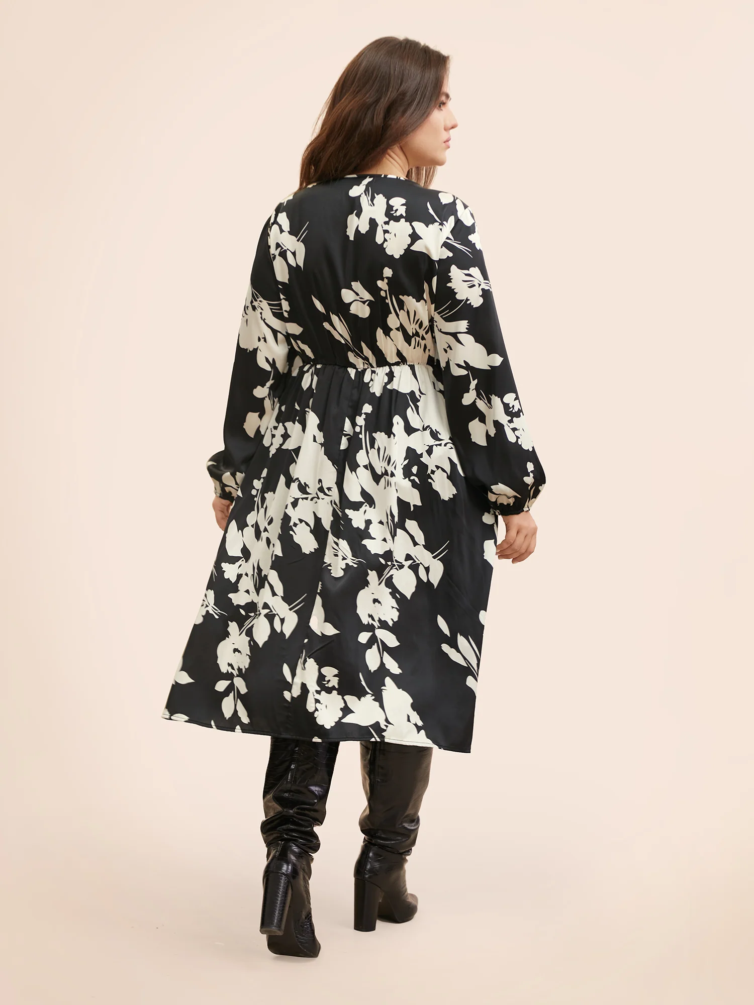 Overlap Collar Silhouette Floral Print Gathered Dress - Image 5