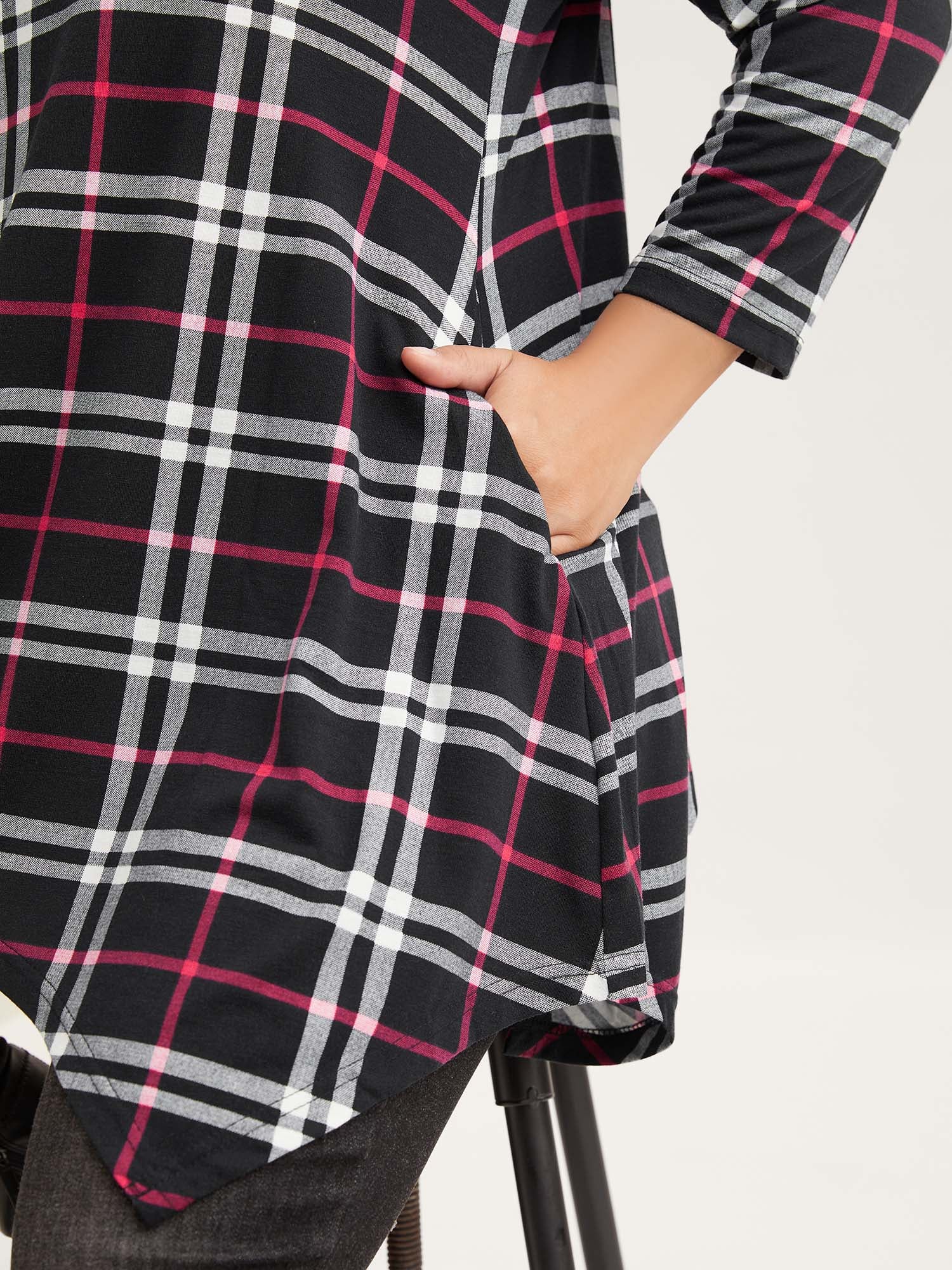 Plaid Asymmetrical Hem Pocket T-shirt - Image 2