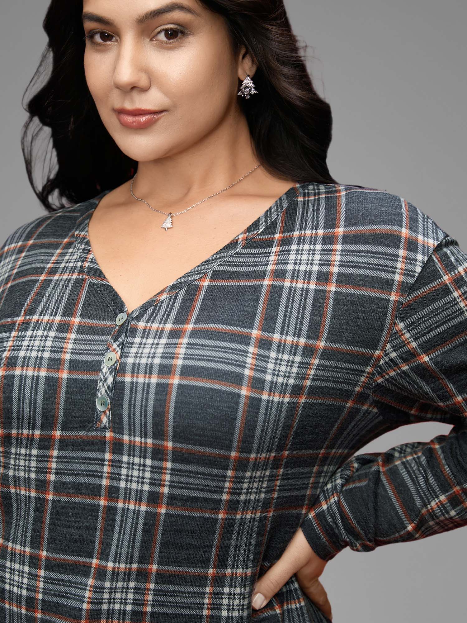 Plaid V-neck Full Sleeves Slim-Fit Tee - Image 3
