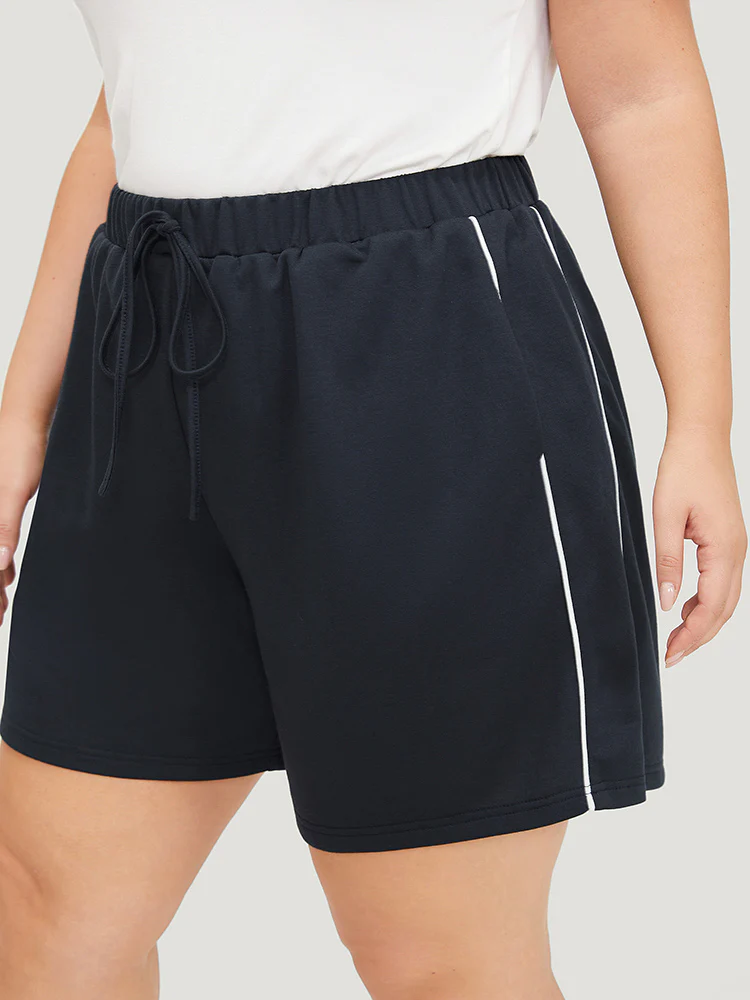 Plain Seam Detail Pocket Knotted Shorts - Image 2