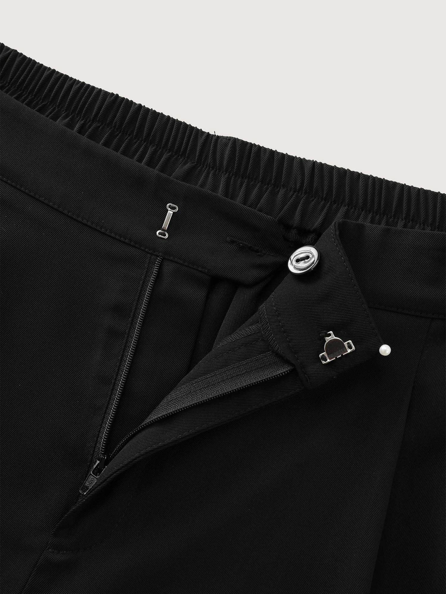 Bermuda Pleated Solid Pocket Shorts - Image 8