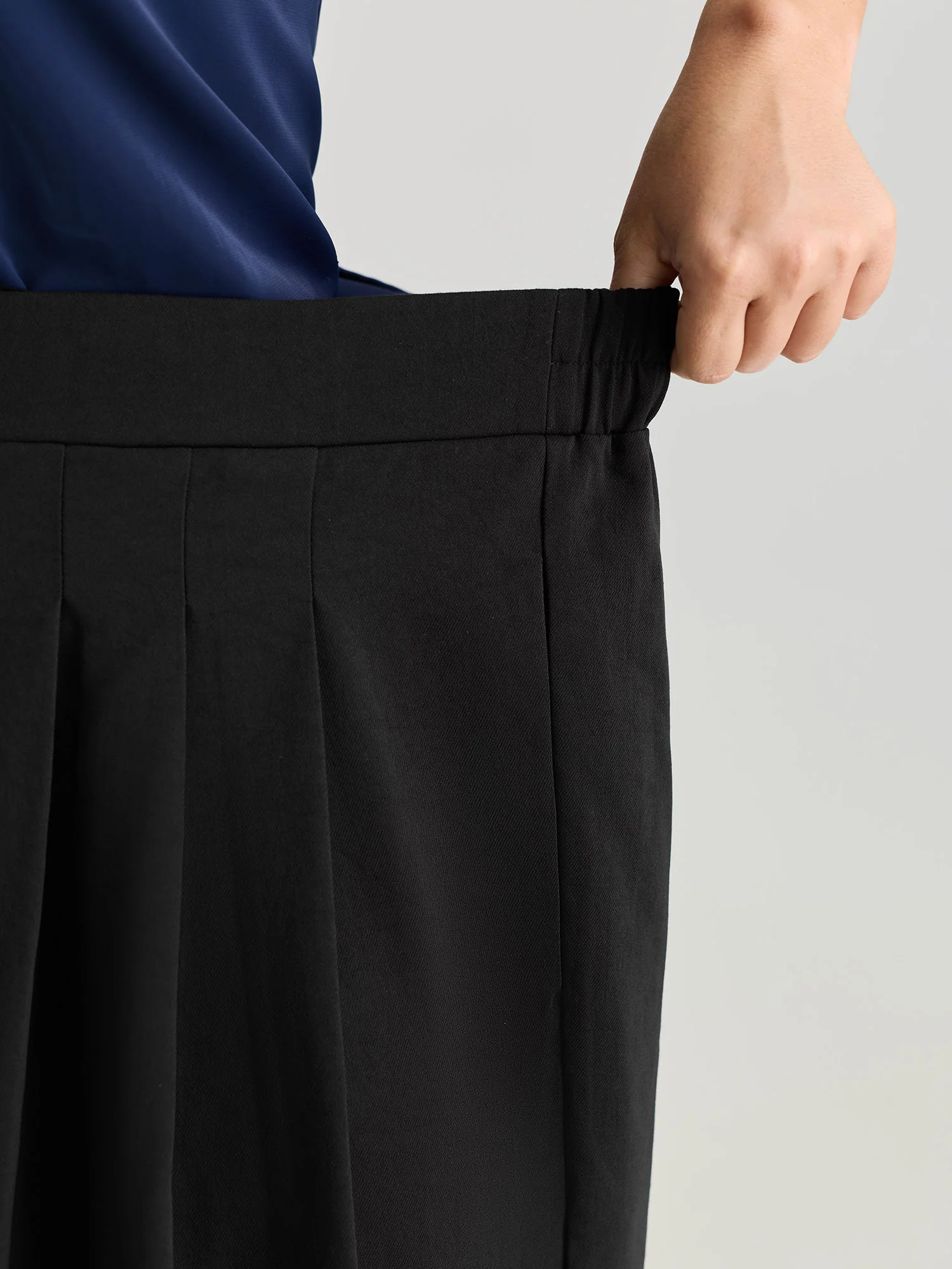 Pleated Wide-Leg Curve-Friendly Pants - Image 3