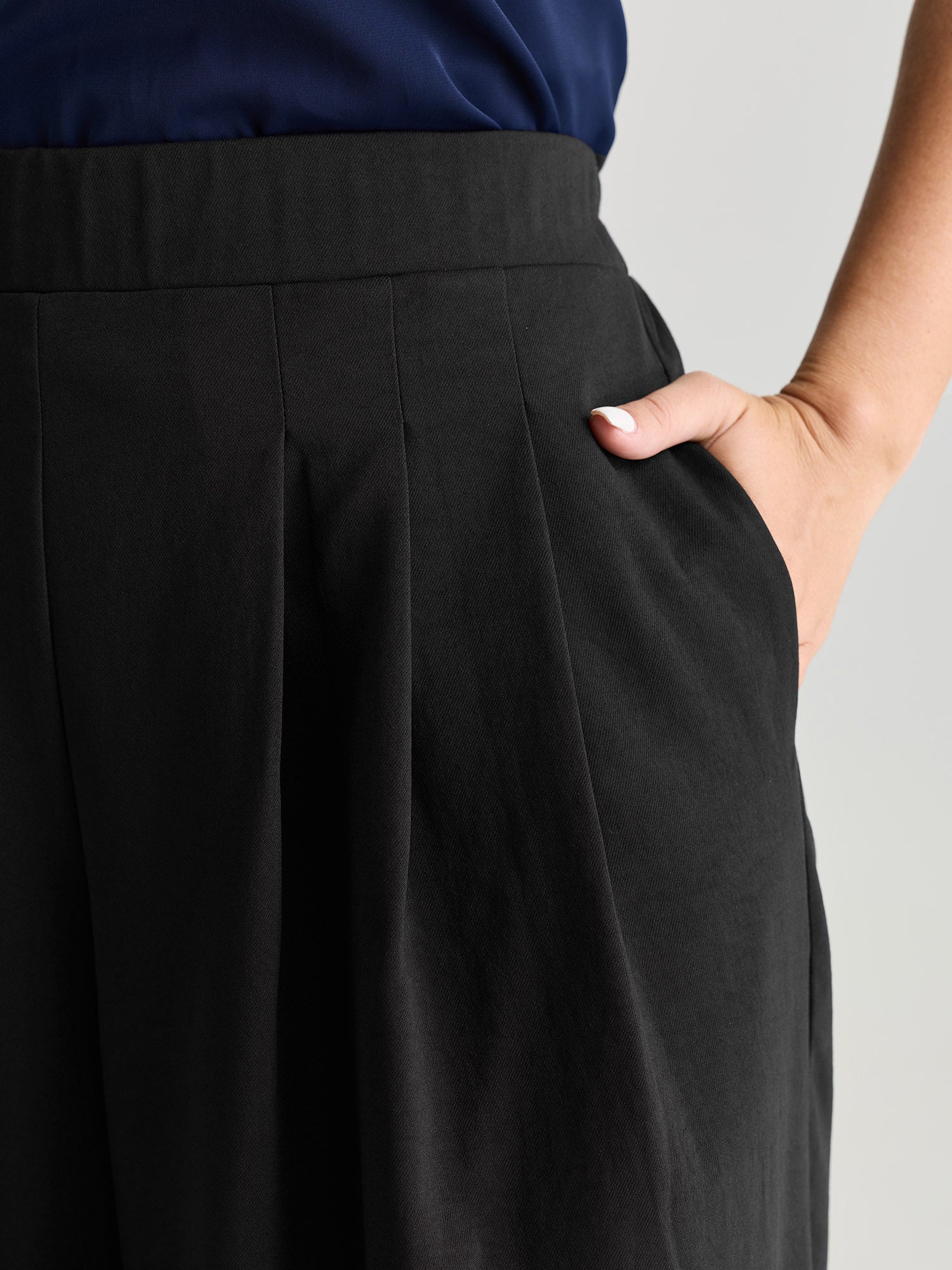 Pleated Wide-Leg Curve-Friendly Pants - Image 4