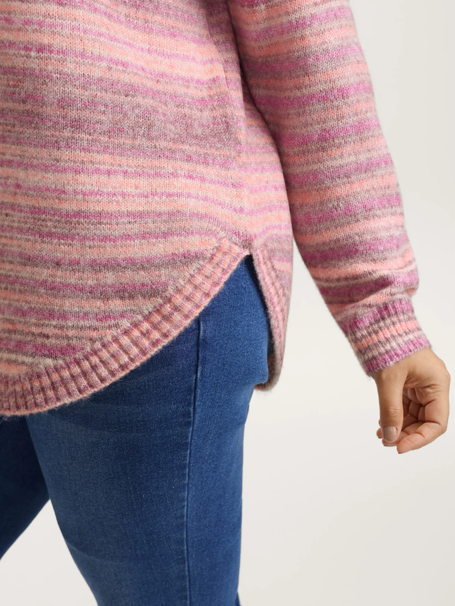 Ribbed Texture Curvy Hem V-Neck Pullover - Image 4