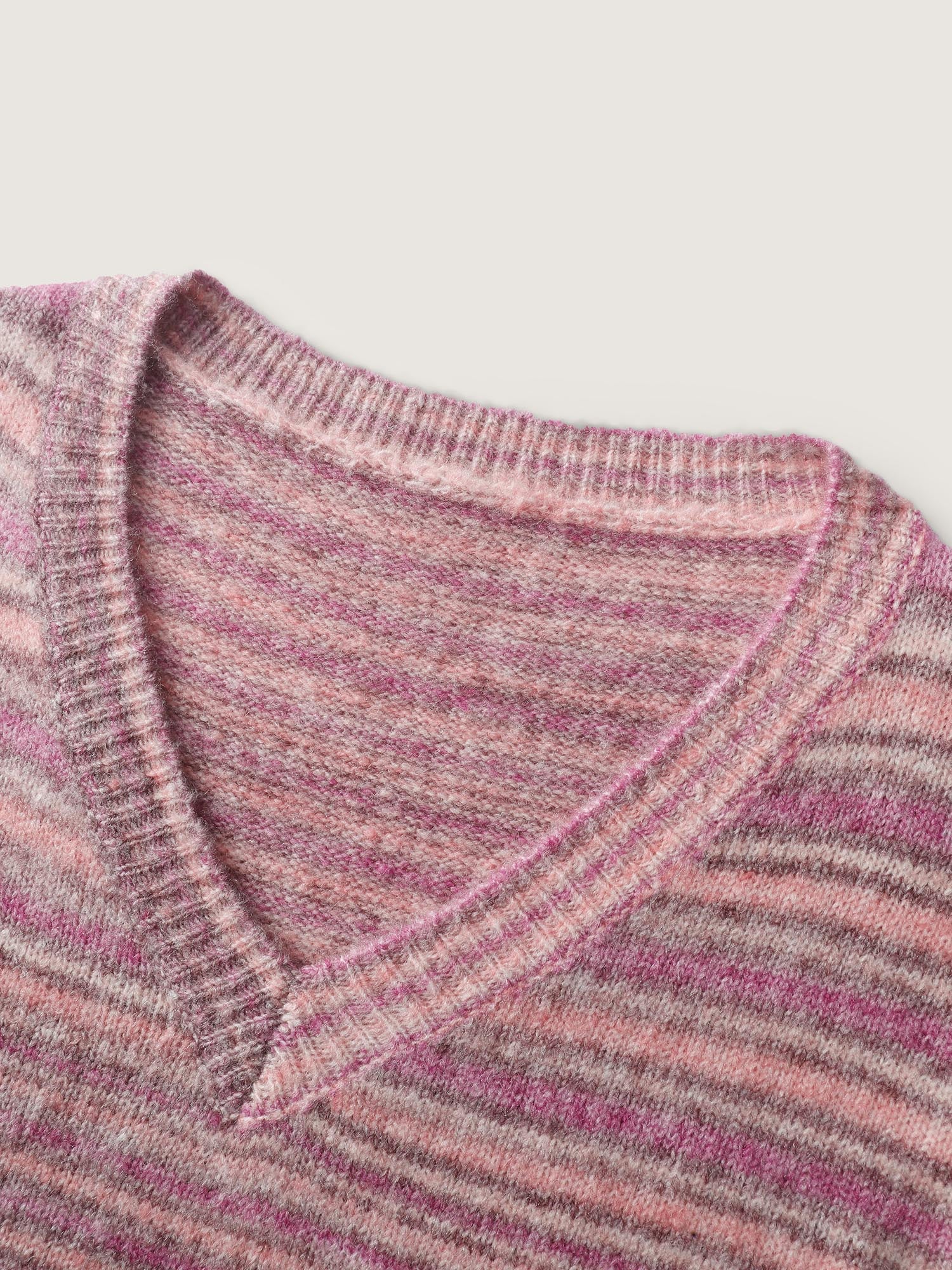 Ribbed Texture Curvy Hem V-Neck Pullover - Image 6