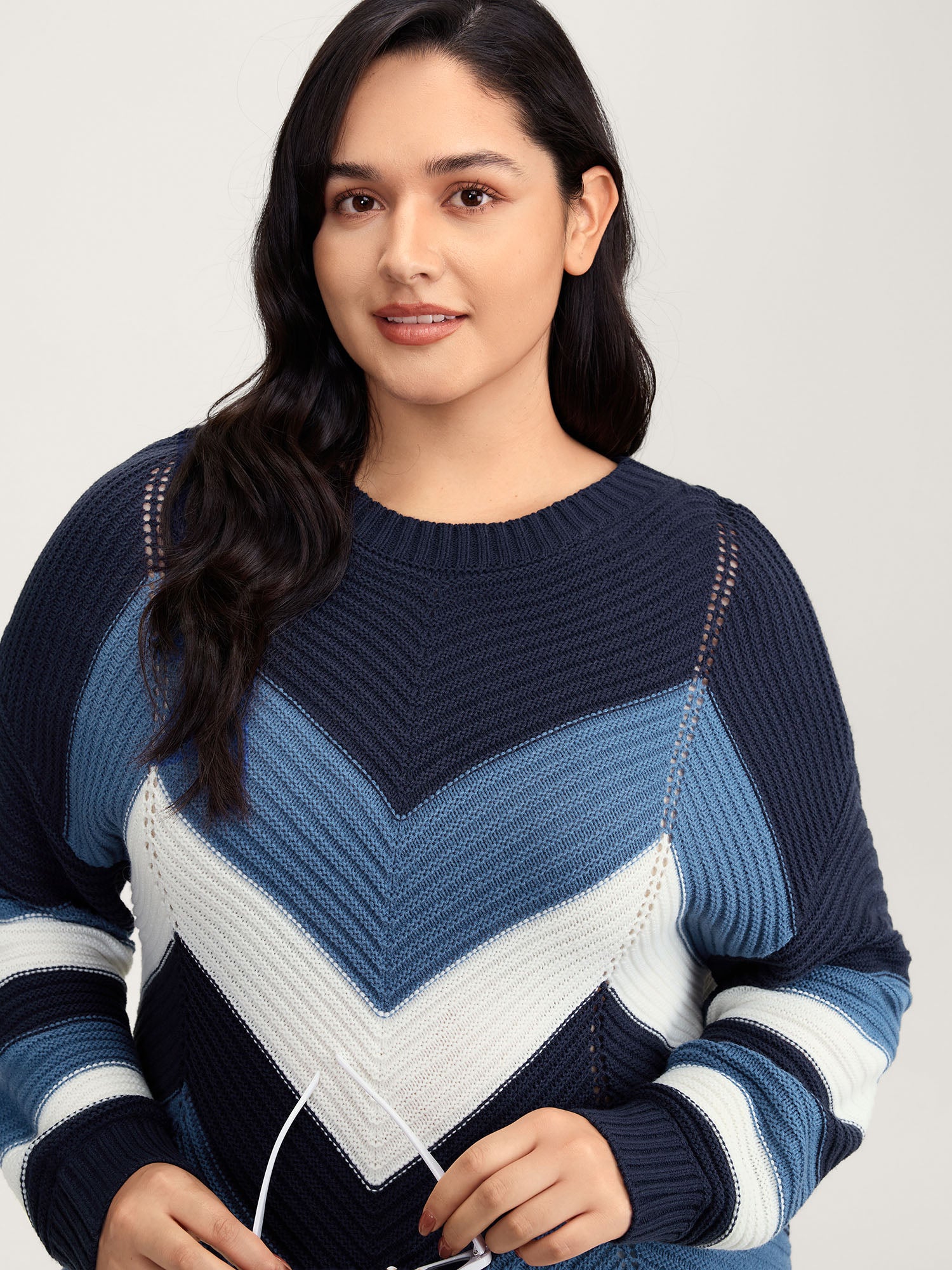 Round Neck Colorblock Asymmetrical Hem Pullover - Image 2