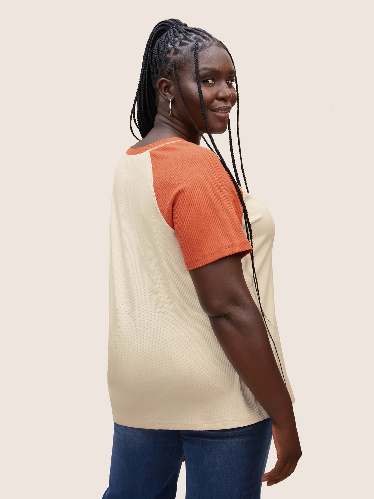 Round Neck Contrast Raglan Sleeve T-shirt - Image 2