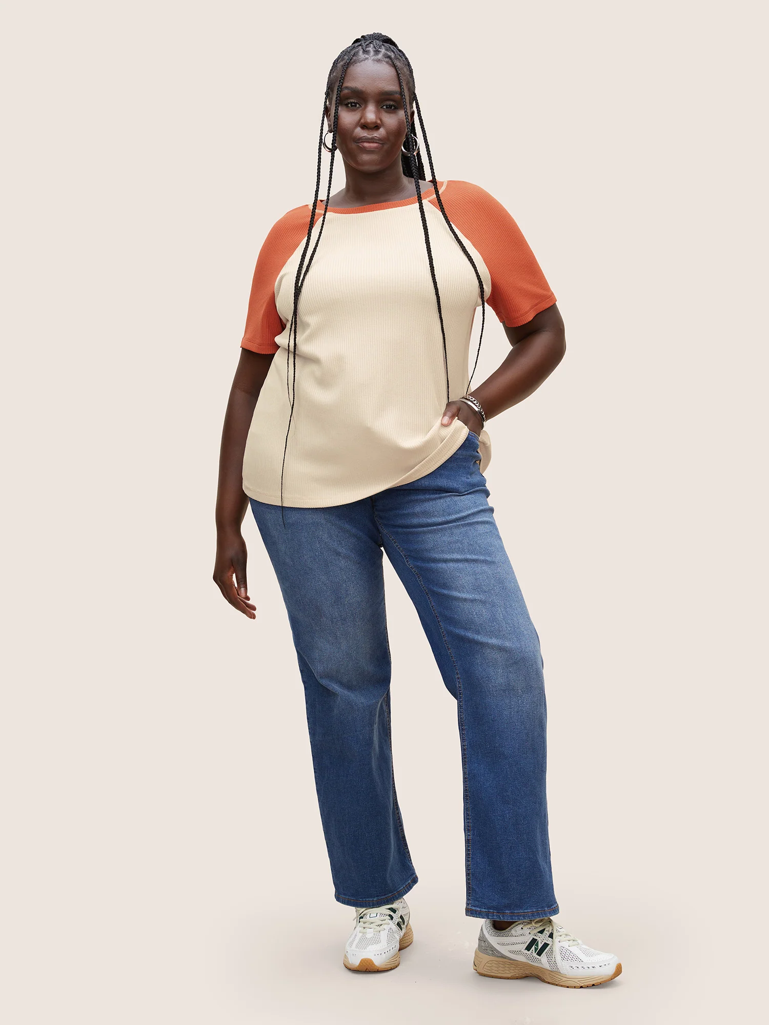 Round Neck Contrast Raglan Sleeve T-shirt - Image 3