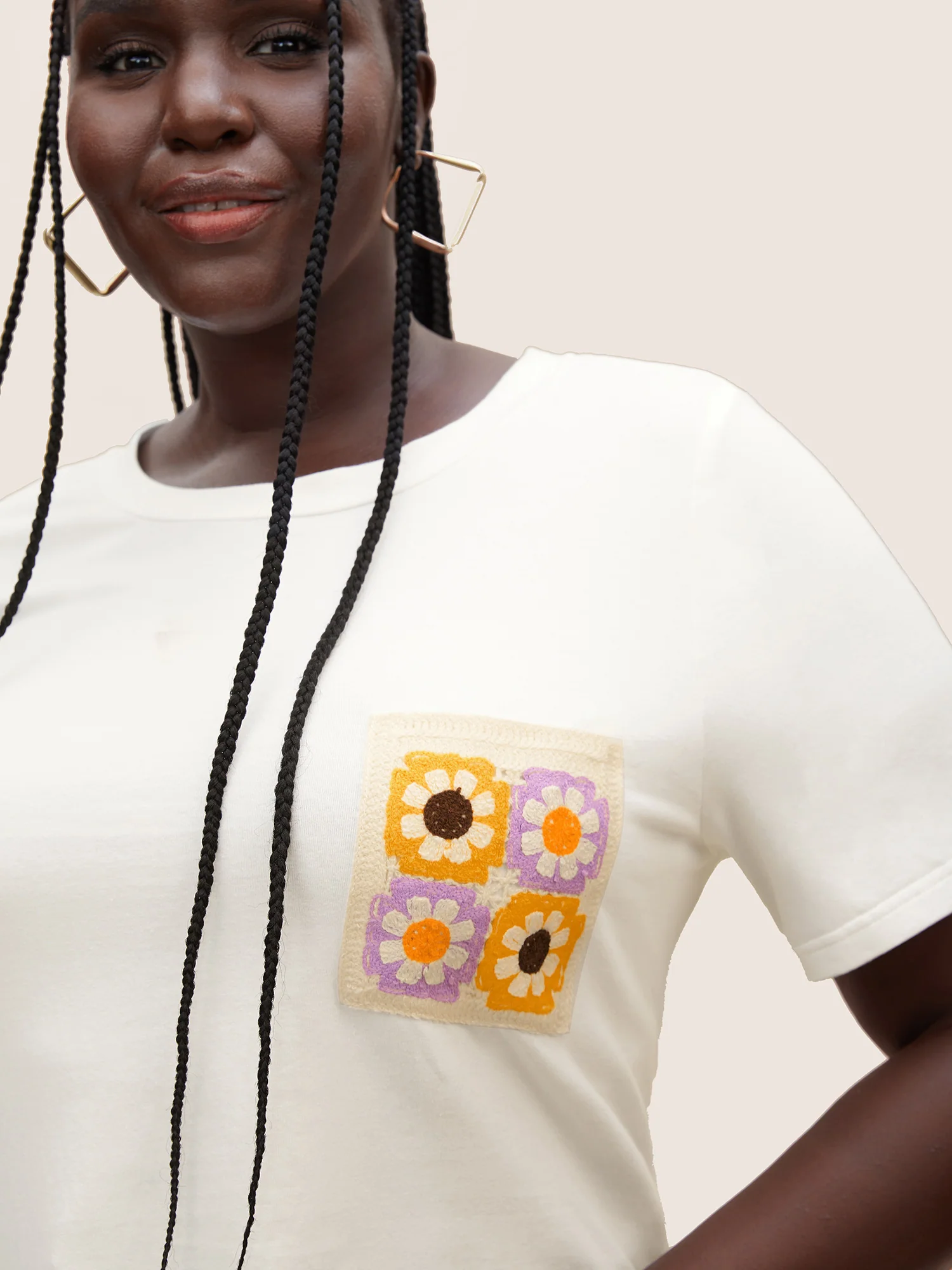 Round Neck Crochet Floral Patch Pocket T-shirt - Image 4