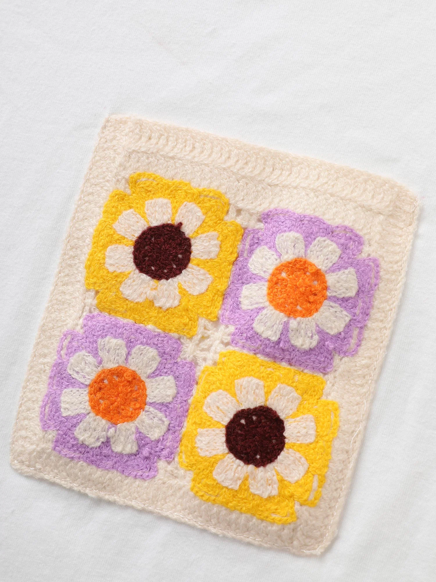 Round Neck Crochet Floral Patch Pocket T-shirt - Image 5