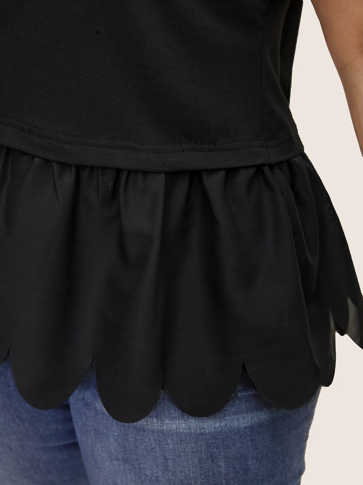 Round Neck Patchwork Scalloped Trim T-shirt - Image 4