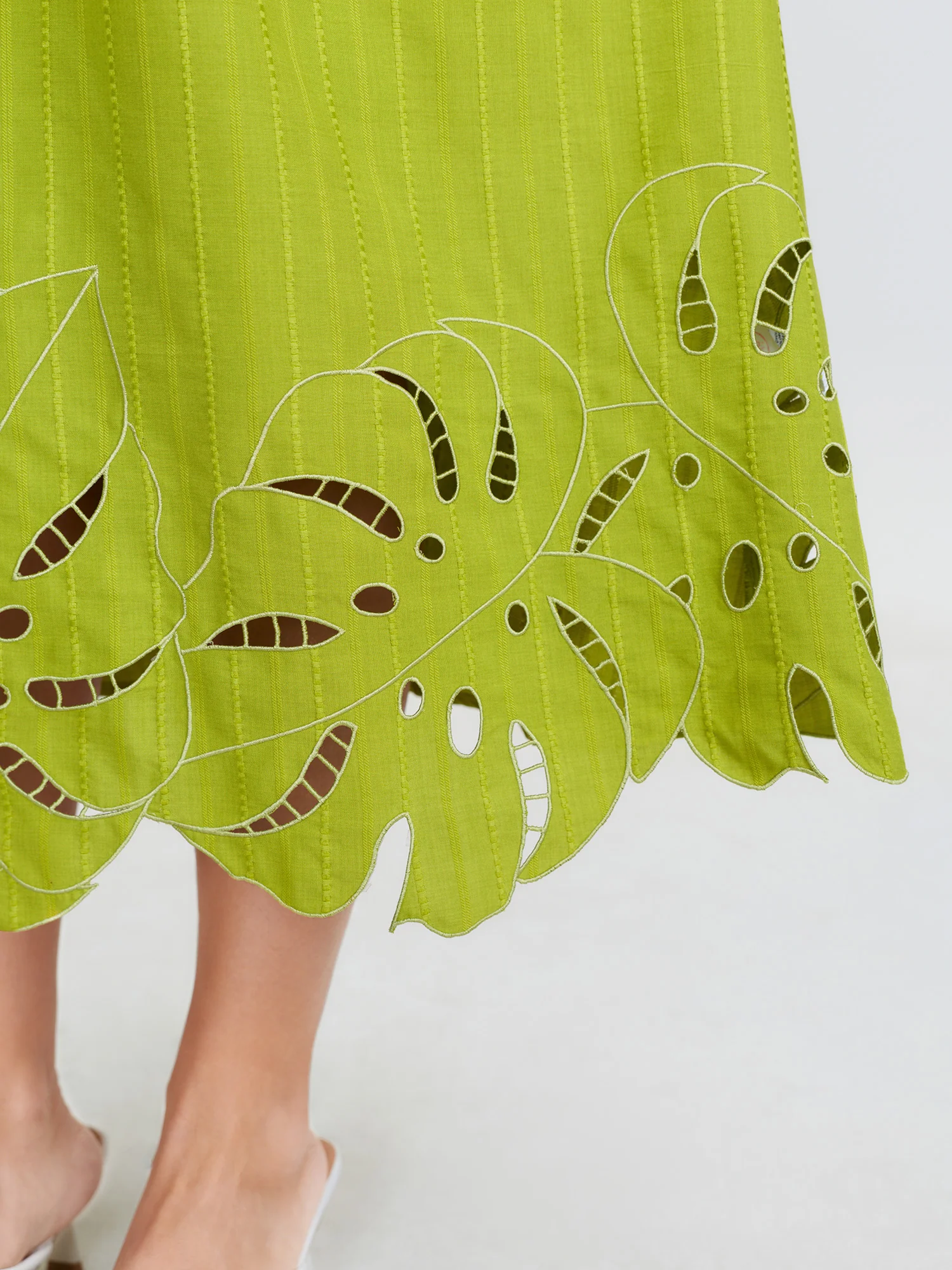 Ruched Bodice Embroidered Cut Out Midi Dress - Image 4