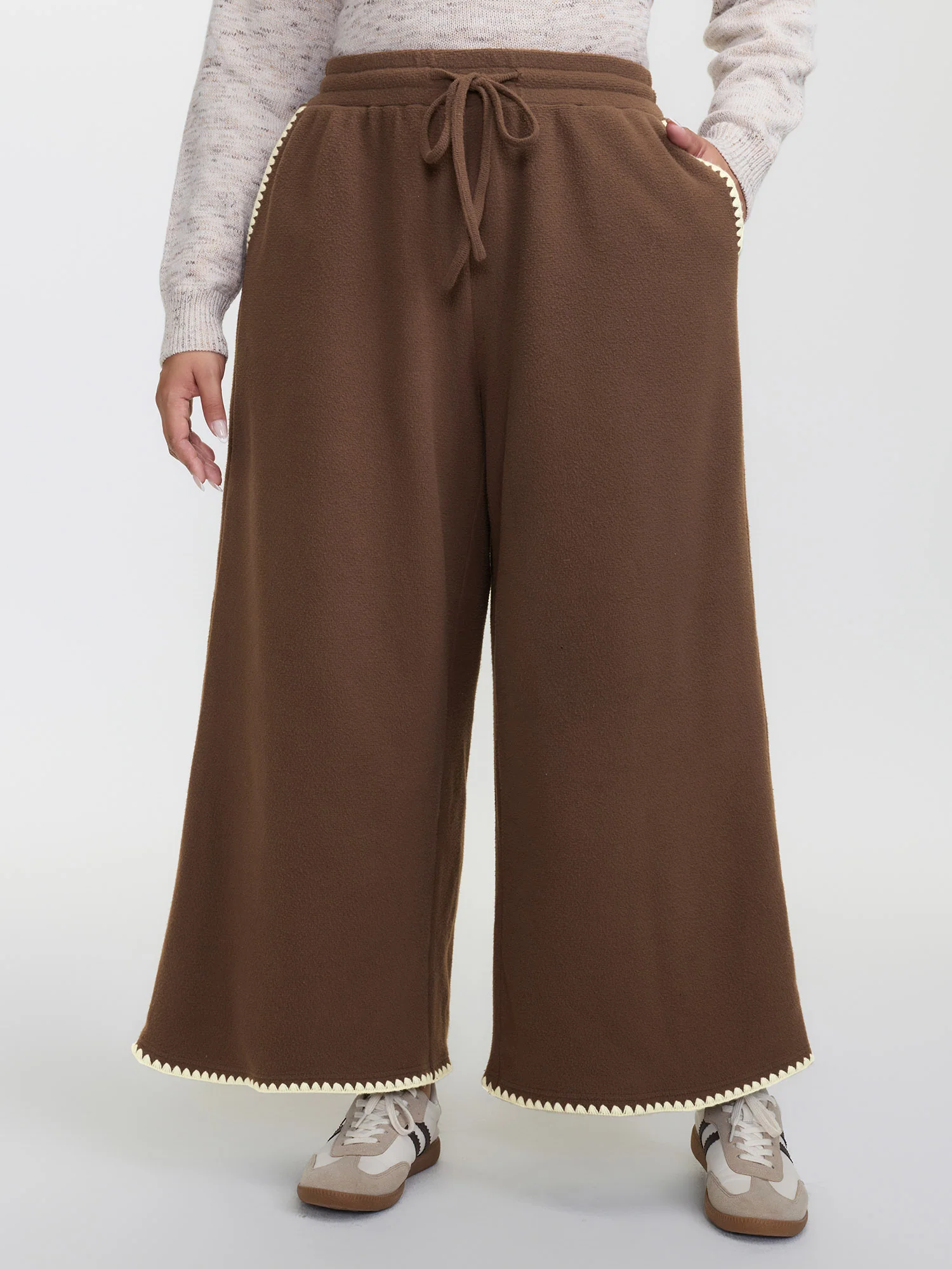 Shell Shaped Embroidery Contrast Pants - Image 2