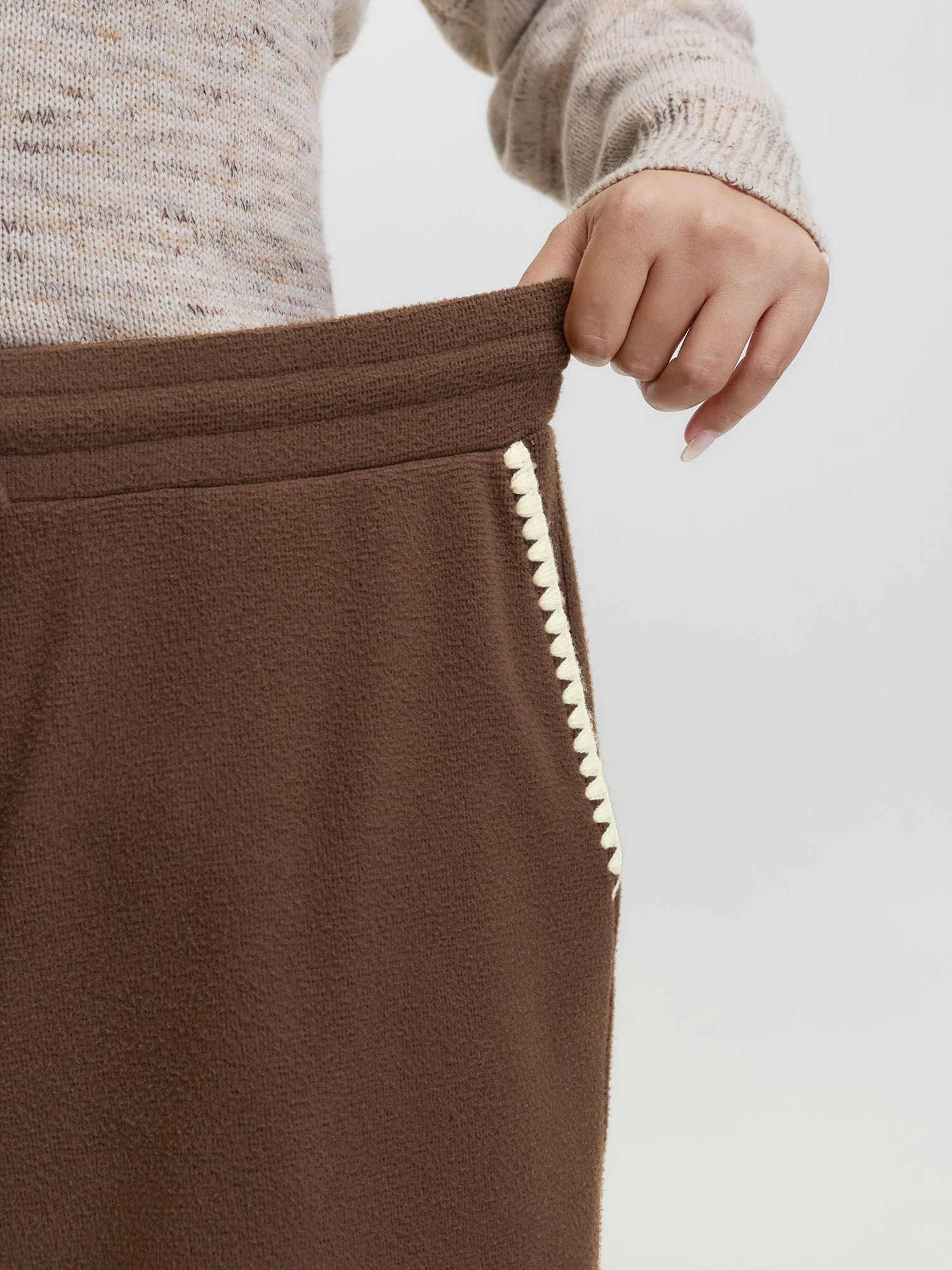Shell Shaped Embroidery Contrast Pants - Image 4