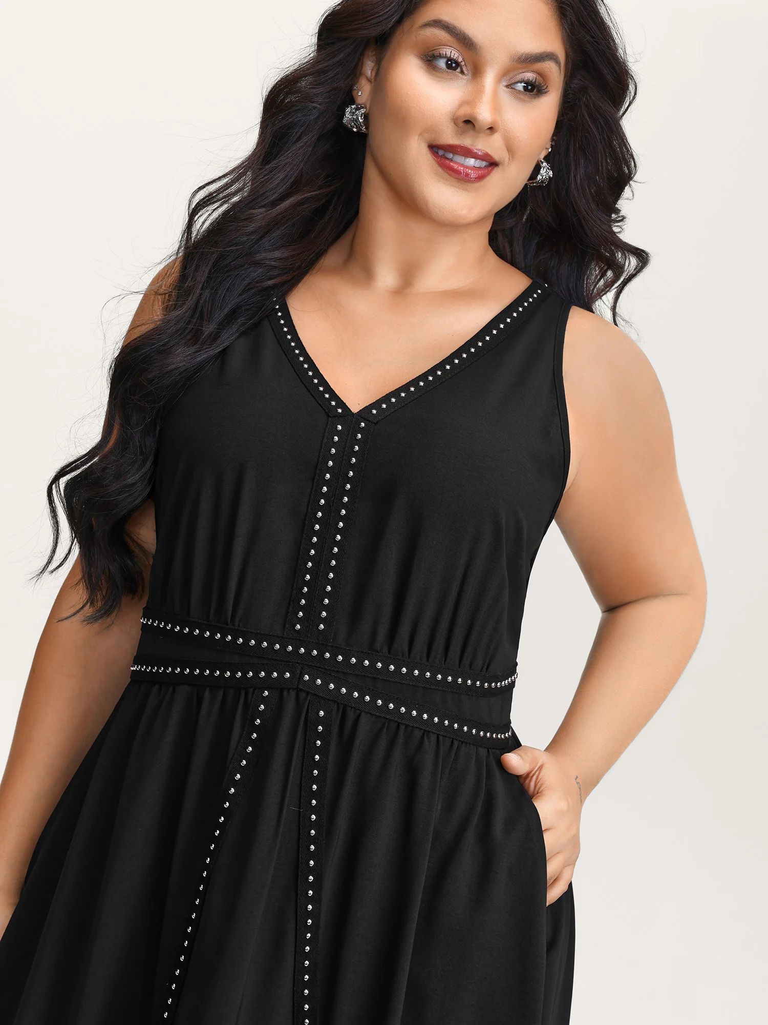 Shirred Side Pockets V-Neck Midi Dress - Image 2