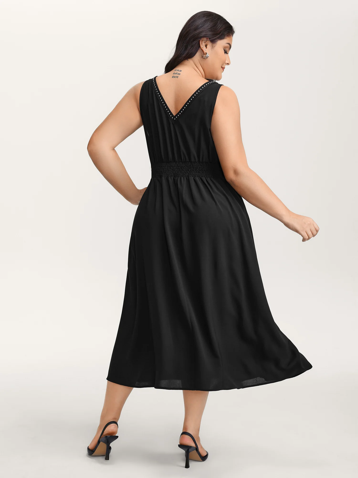 Shirred Side Pockets V-Neck Midi Dress - Image 4