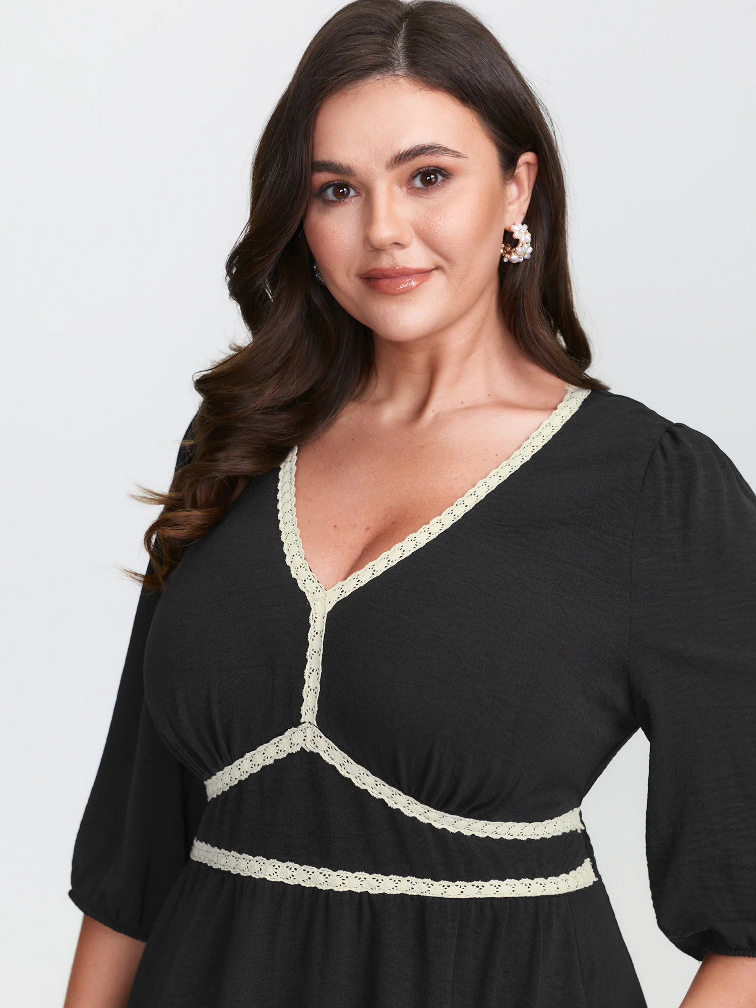 Shirred Waist V-Neck Contrast Midi Dress - Image 3