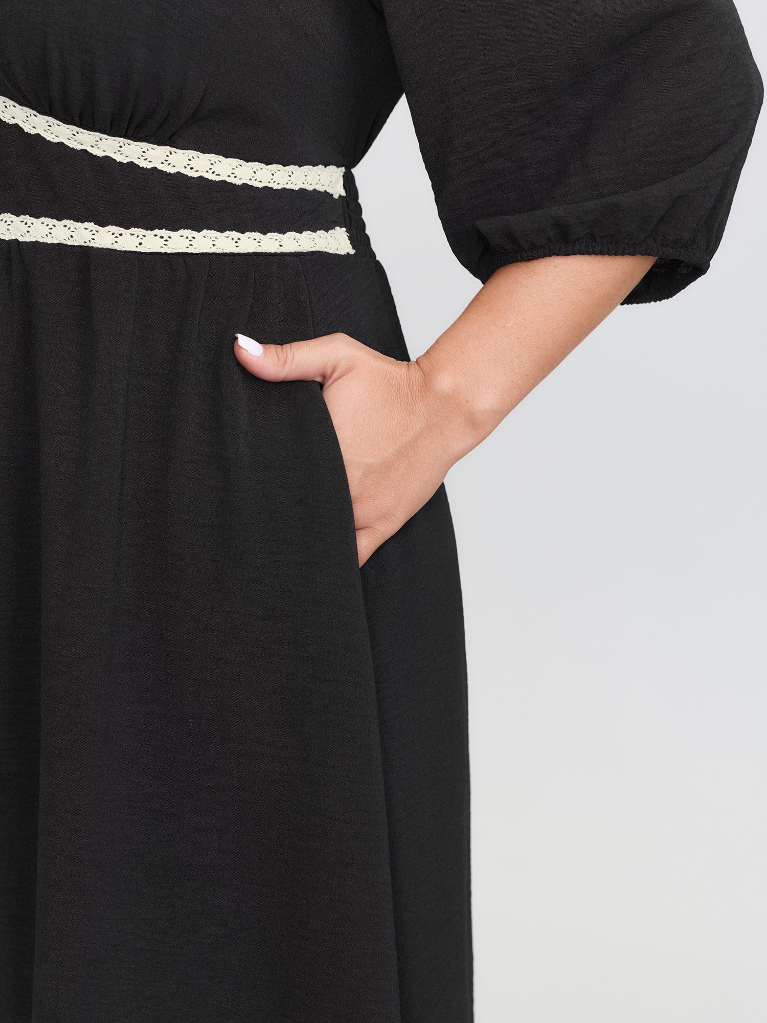 Shirred Waist V-Neck Contrast Midi Dress - Image 4