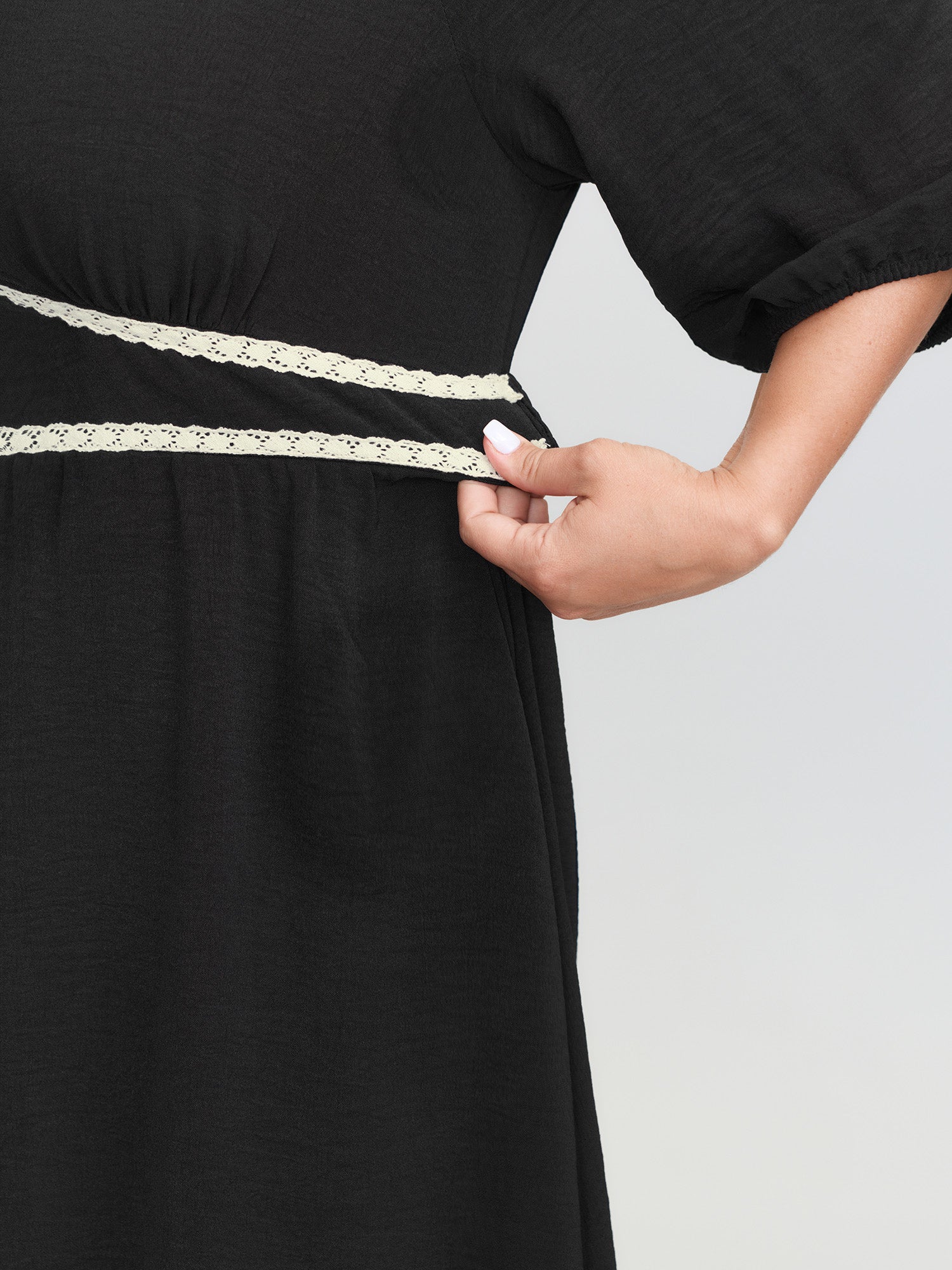 Shirred Waist V-Neck Contrast Midi Dress - Image 5