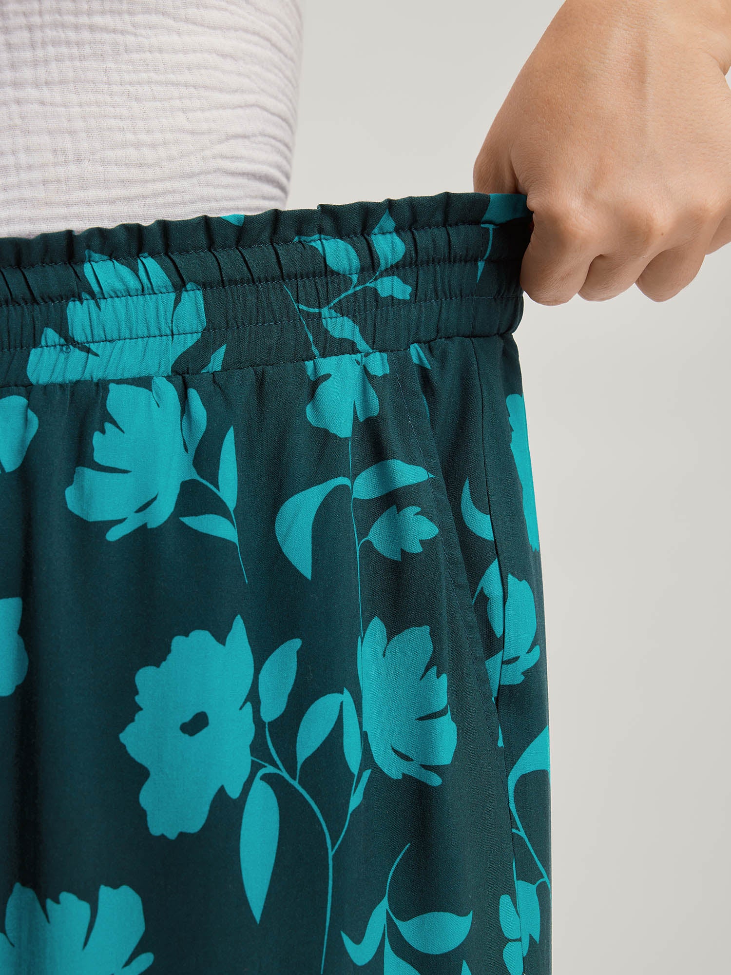 Silhouette Floral Print Drawstring Wide-Leg Pants - Image 4