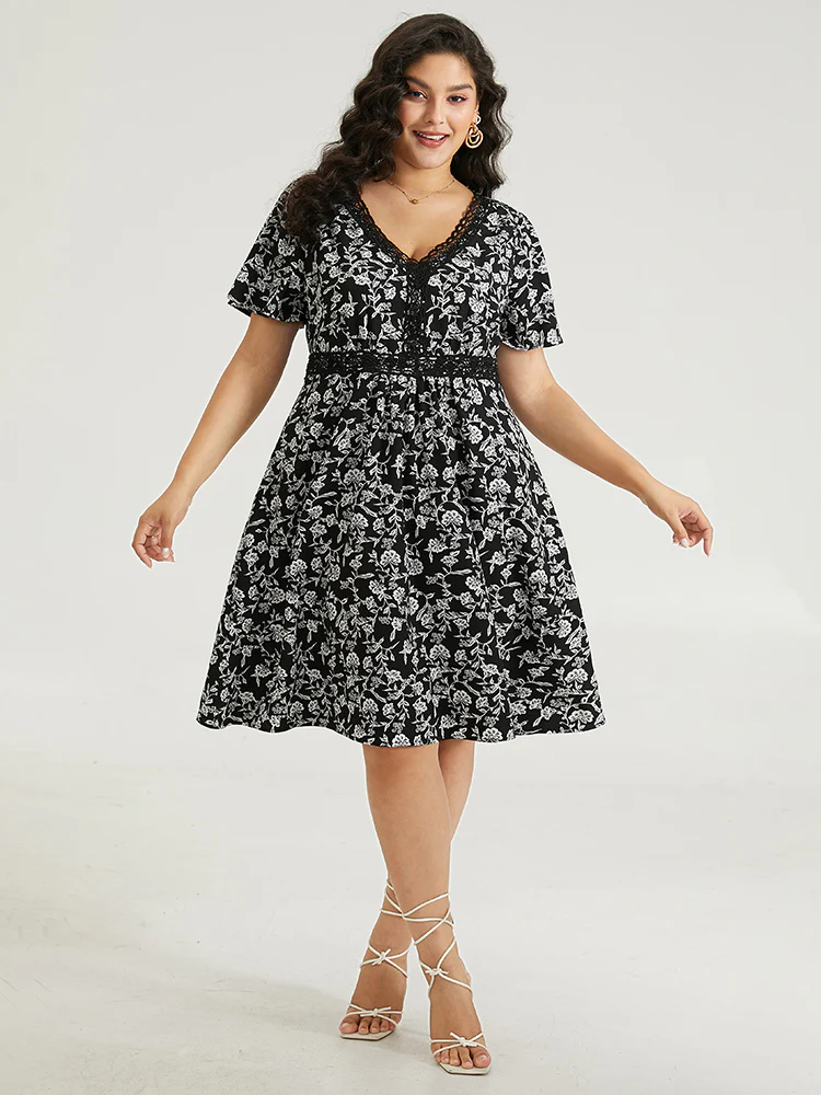 Silhouette Floral Print V Neck Ruffles Lace Panel Dress - Image 4