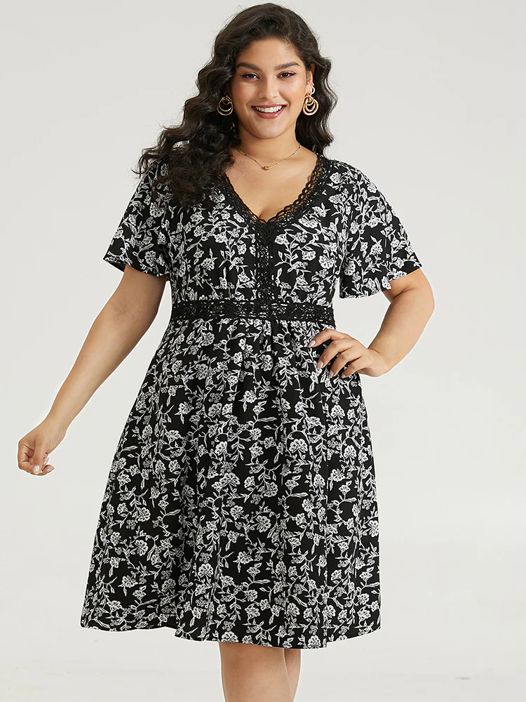 Silhouette Floral Print V Neck Ruffles Lace Panel Dress - Image 5