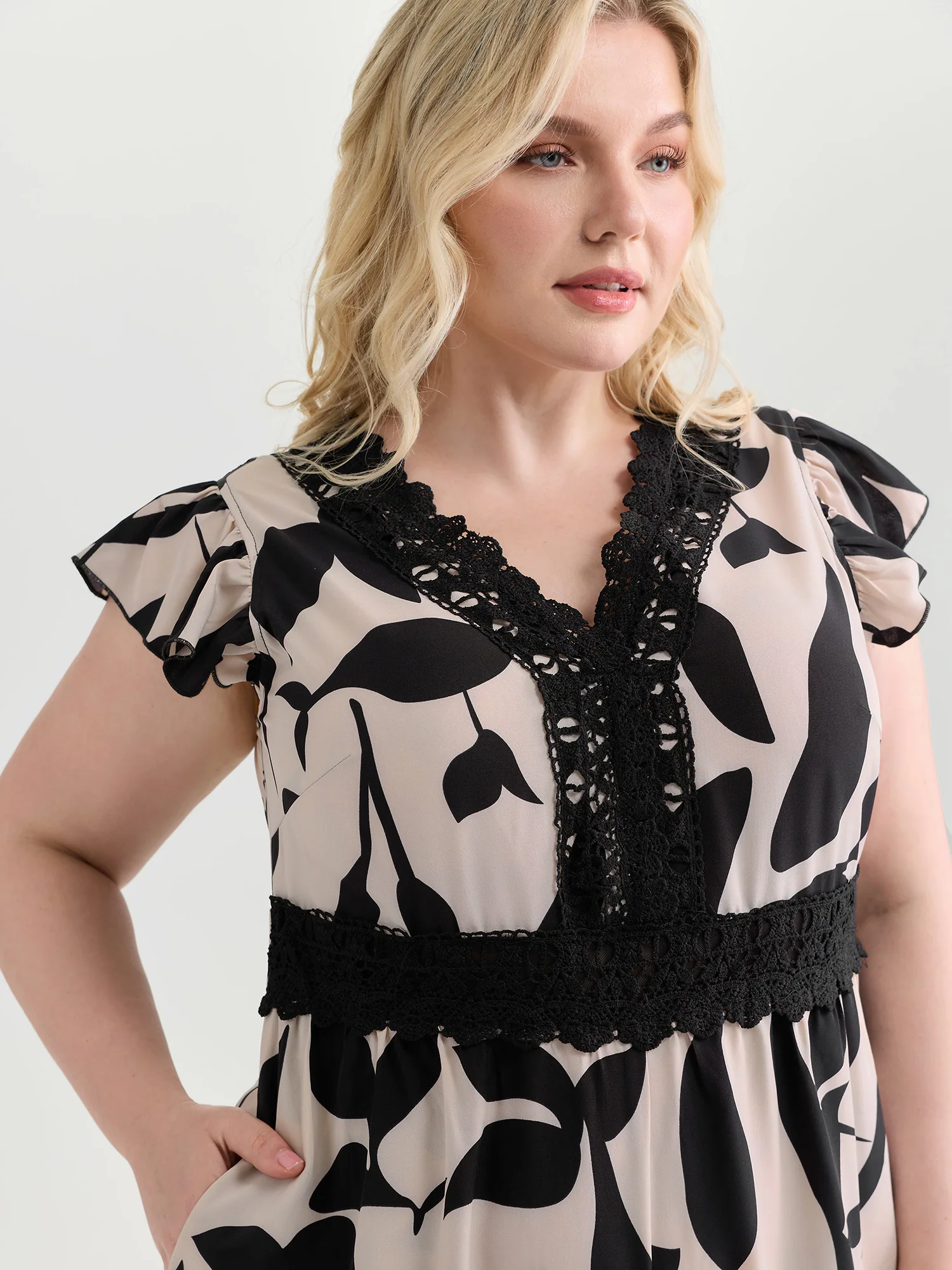 Silhouette Flower Lace Waist-Defining Jumpsuit - Image 2