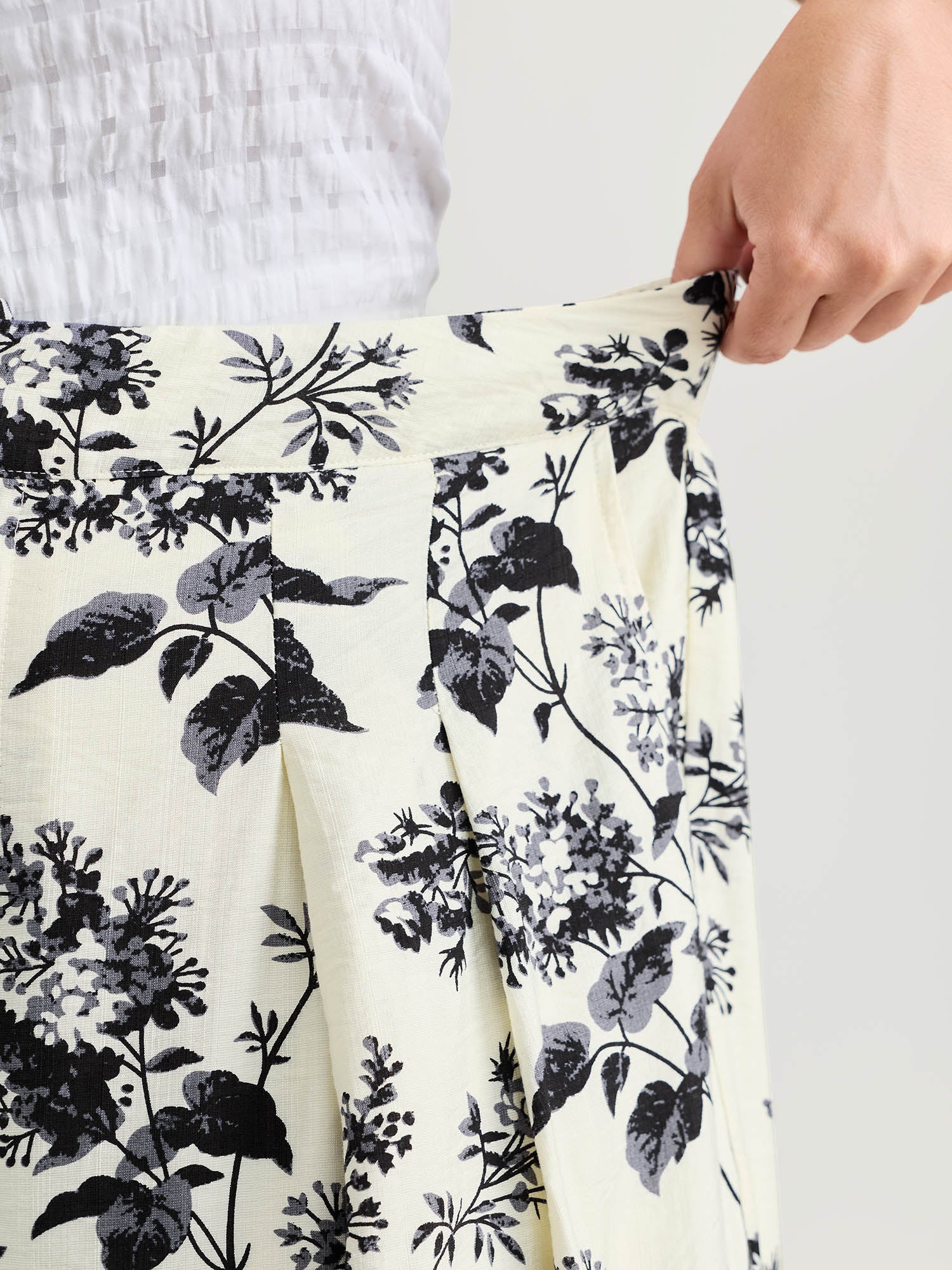 Silhouette Flower Print Wide-Leg Pants - Image 4
