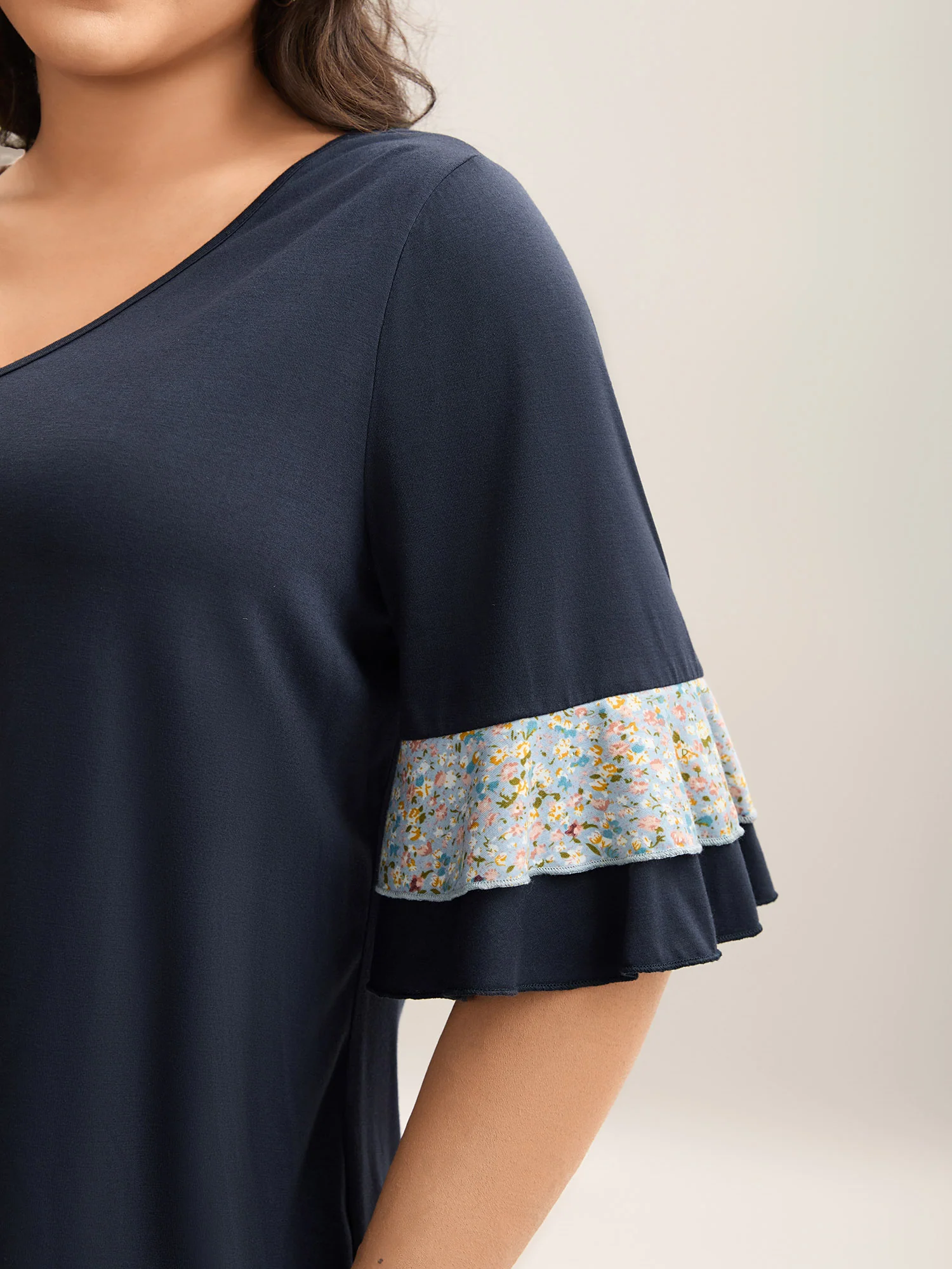 Sleeve Spliced V-Neck Fitted T-Shirt - Image 2