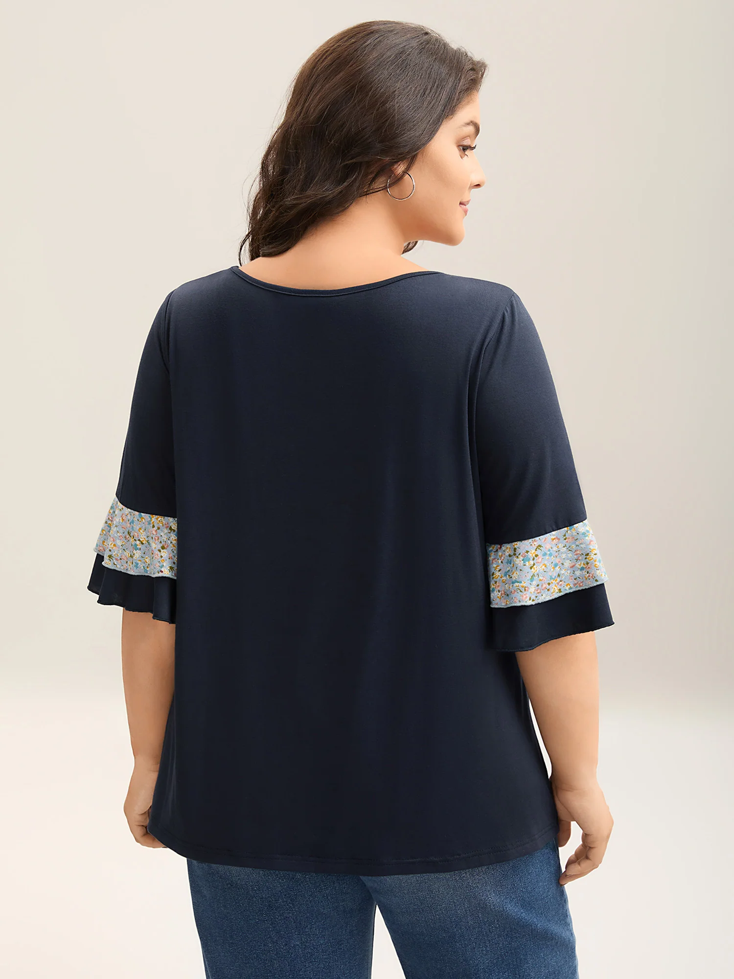 Sleeve Spliced V-Neck Fitted T-Shirt - Image 4