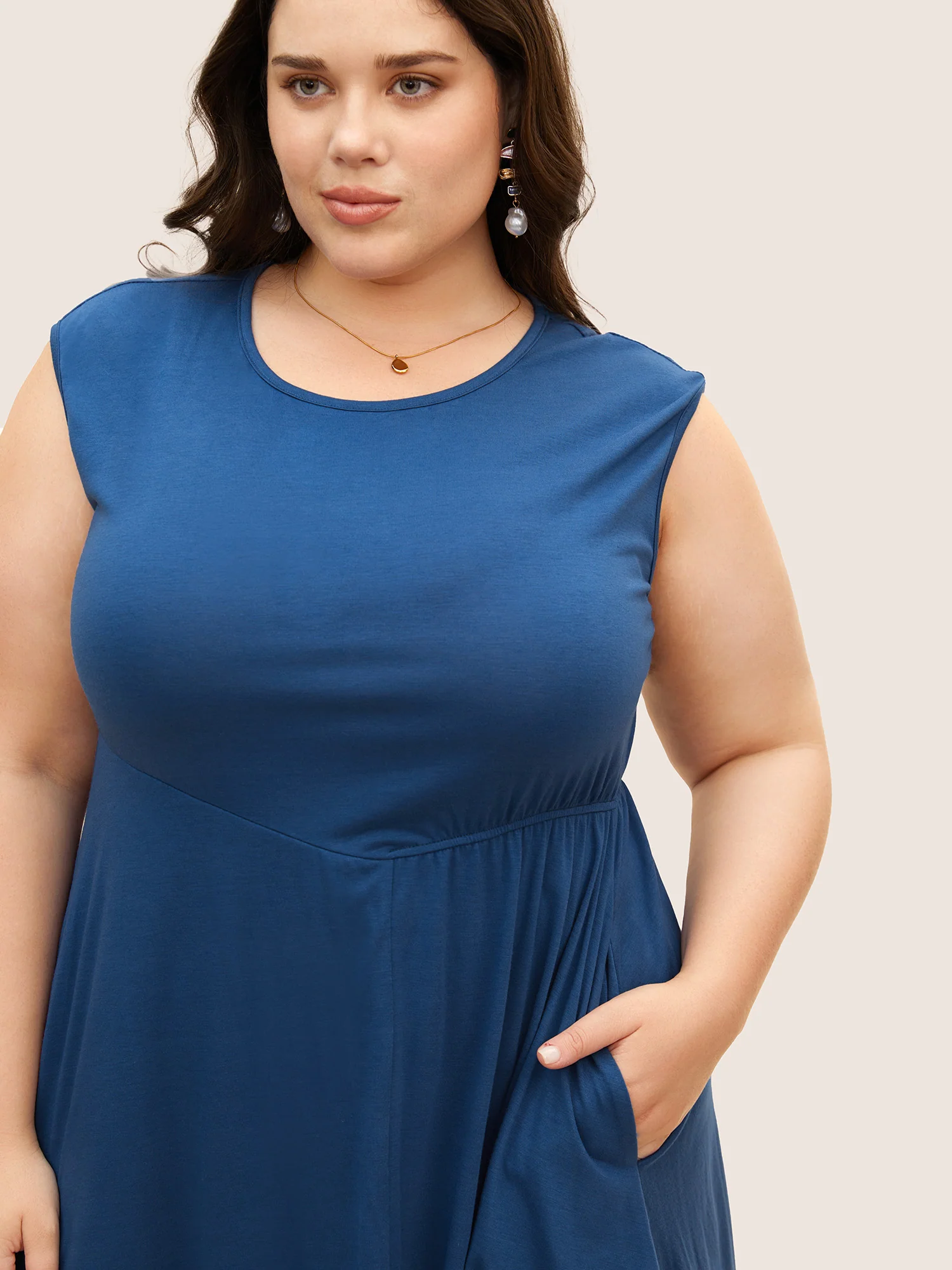 Solid Crew Neck Asymmetrical Hem Dress - Image 4