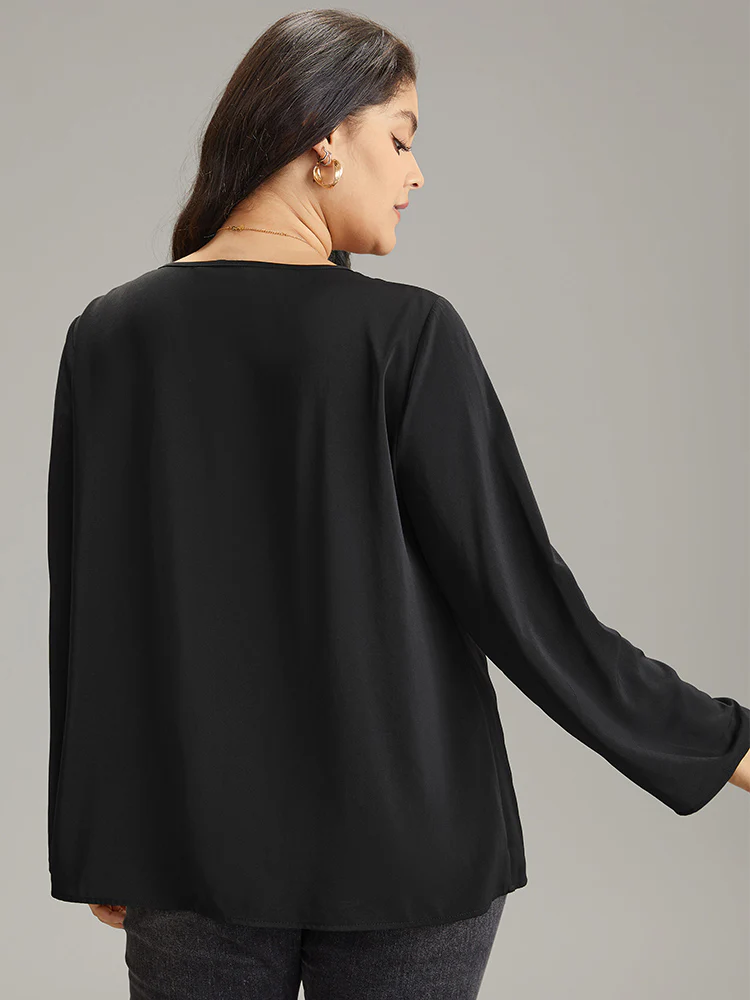 Static-Free Plain Keyhole Chain Detail Blouse - Image 3
