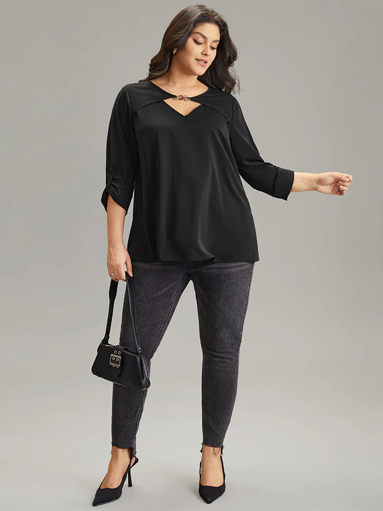 Static-Free Plain Keyhole Chain Detail Blouse - Image 4