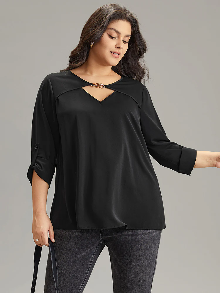 Static-Free Plain Keyhole Chain Detail Blouse - Image 5