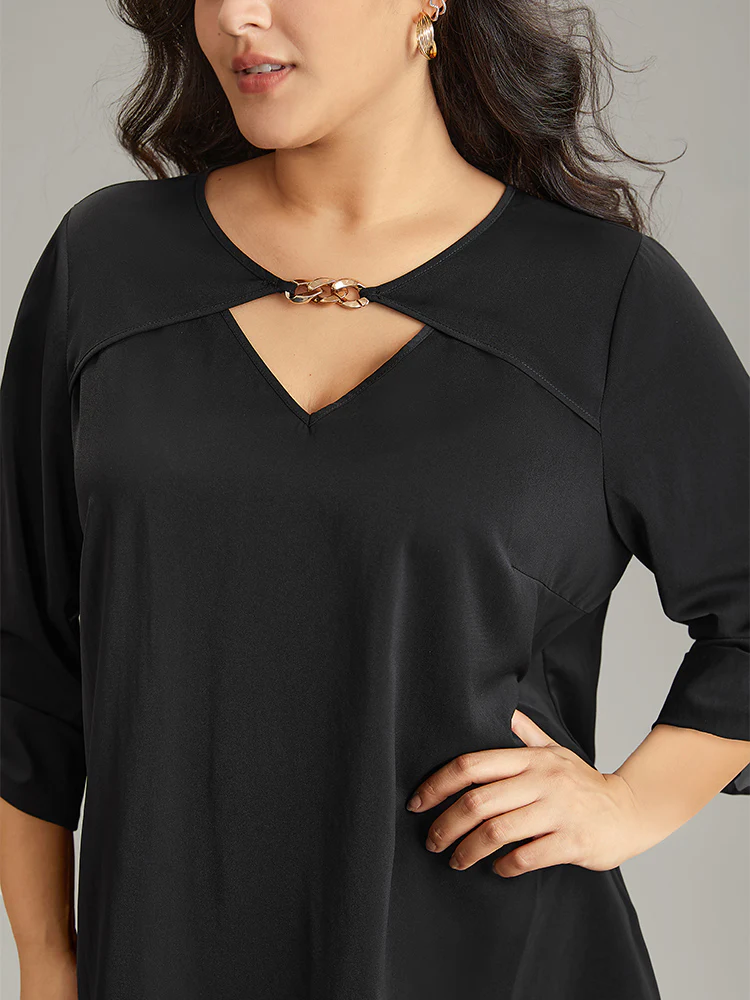Static-Free Plain Keyhole Chain Detail Blouse - Image 6