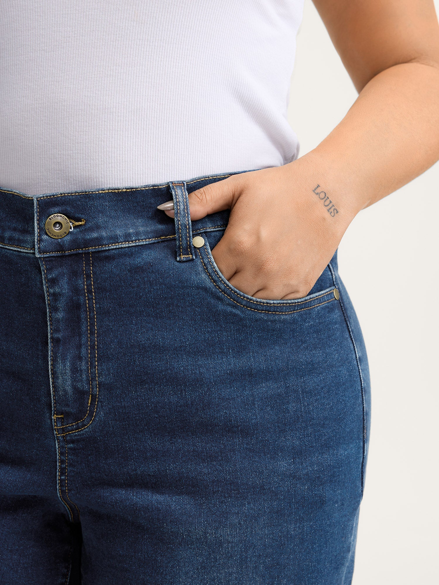 Stretch Frayed Hem Straight-Leg Jeans - Image 4