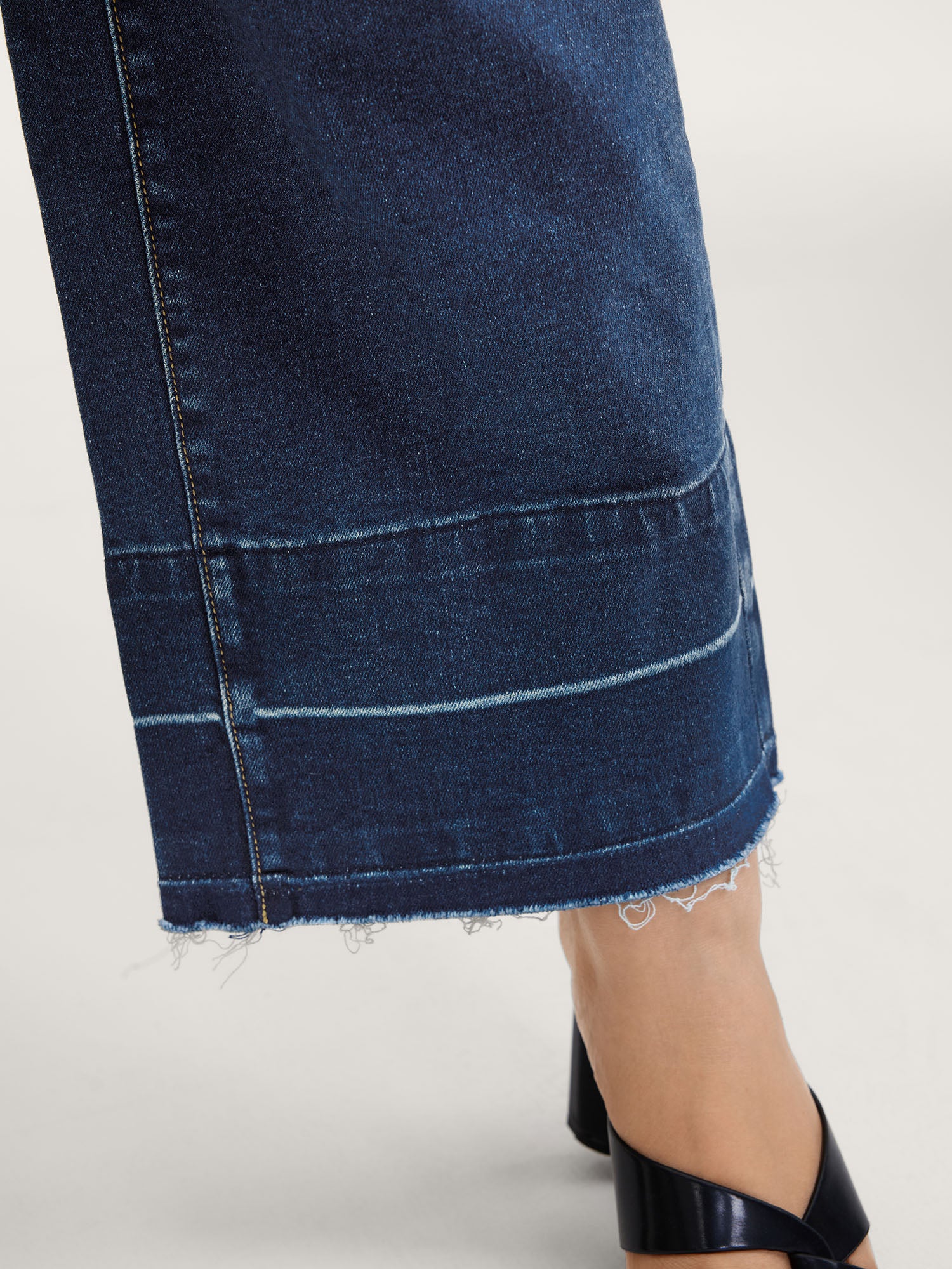 Stretch Frayed Hem Straight-Leg Jeans - Image 6