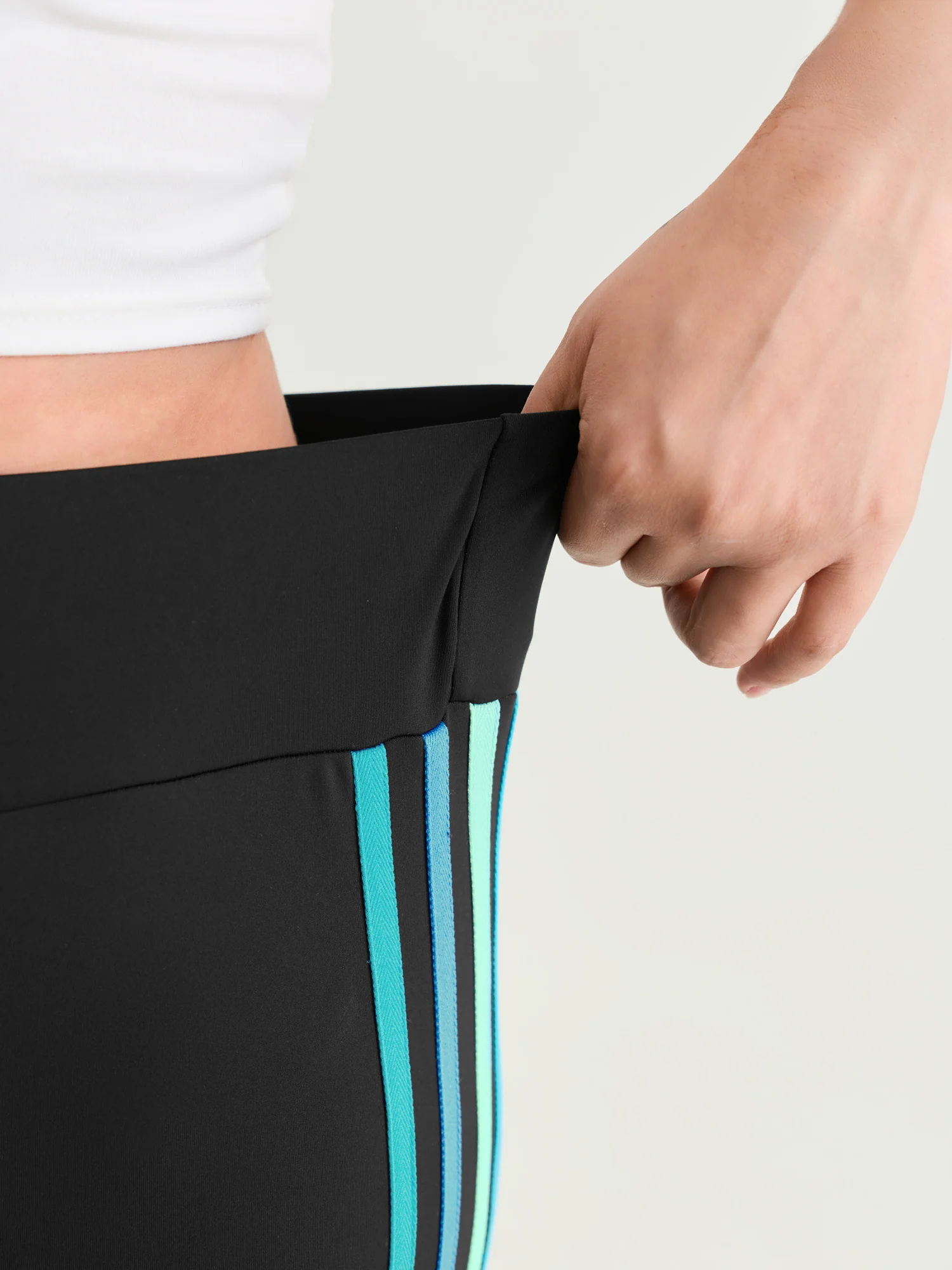 Stretchy Color Contrast Cropped Leggings - Image 3