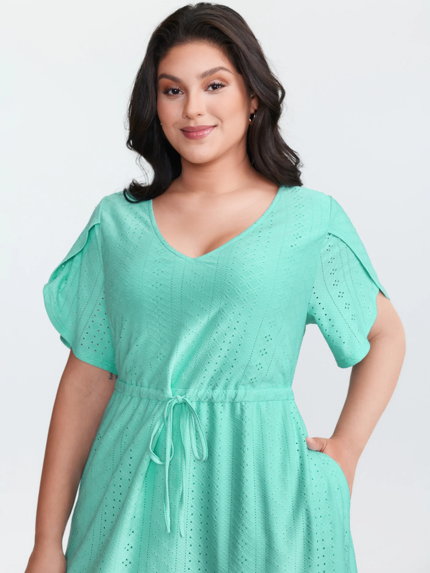 Stretchy Eyelet Textured Petal Sleeve Midi Dress - Image 2