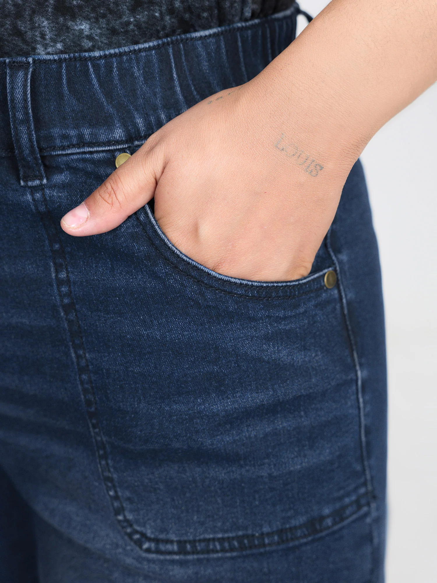 Stretchy Fitted Mid-Rise Denim Shorts - Image 4