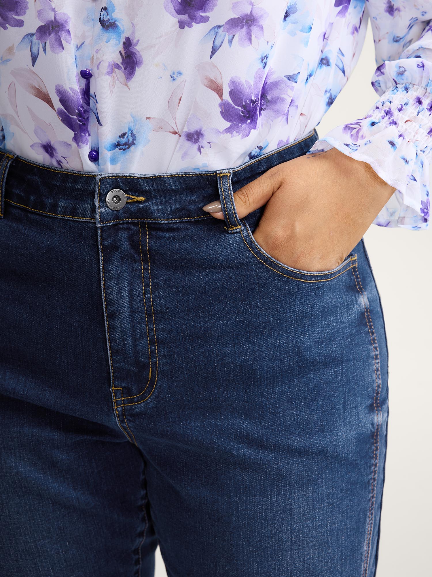Stretchy Mid-Rise Bootcut Jeans - Image 3