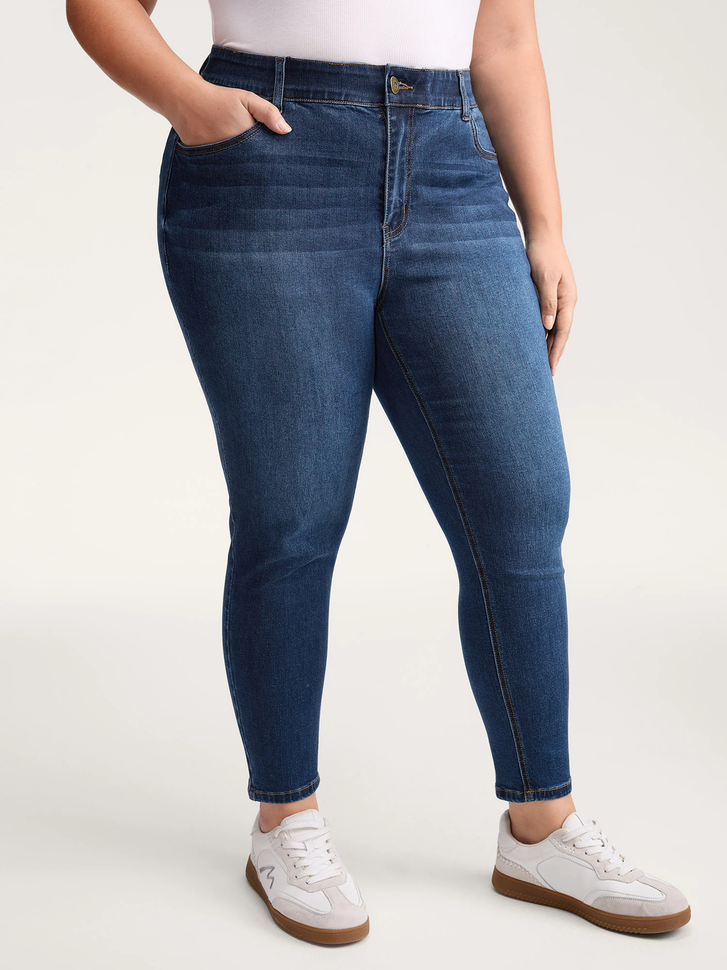 Hip Sculpting Skinny-Fit Cropped Jeans - Image 2