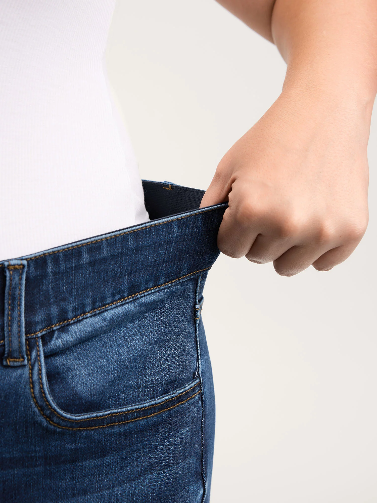 Hip Sculpting Skinny-Fit Cropped Jeans - Image 3