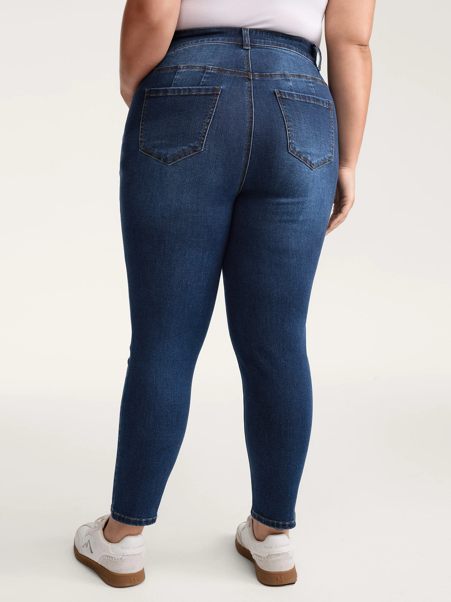 Hip Sculpting Skinny-Fit Cropped Jeans - Image 4