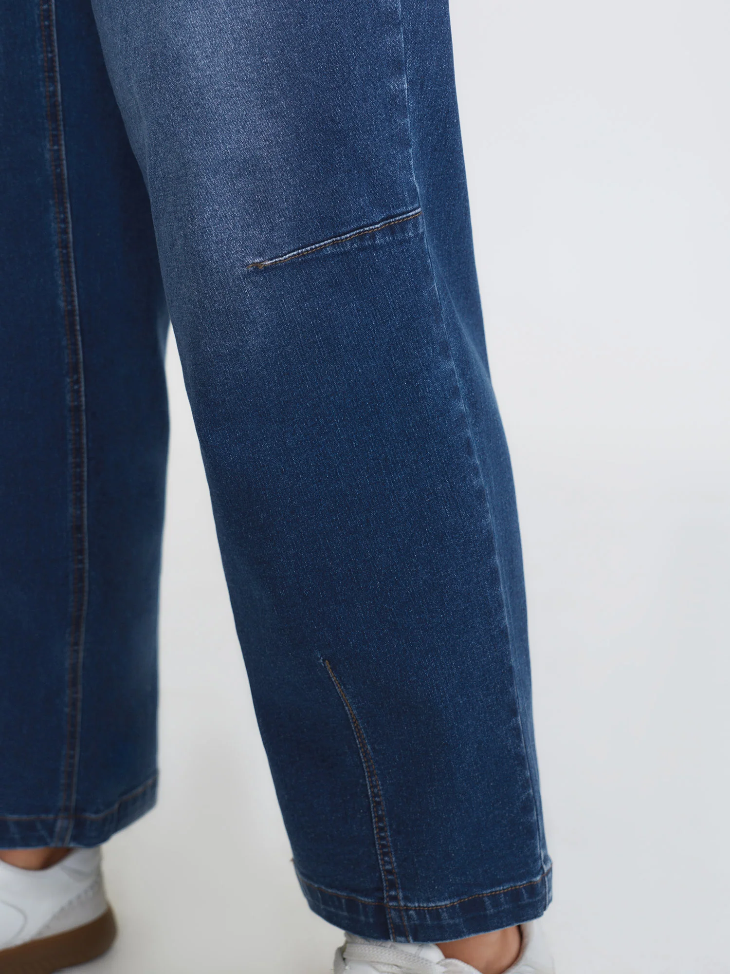 Stretchy Mid-Rise Straight-Leg Jeans - Image 4