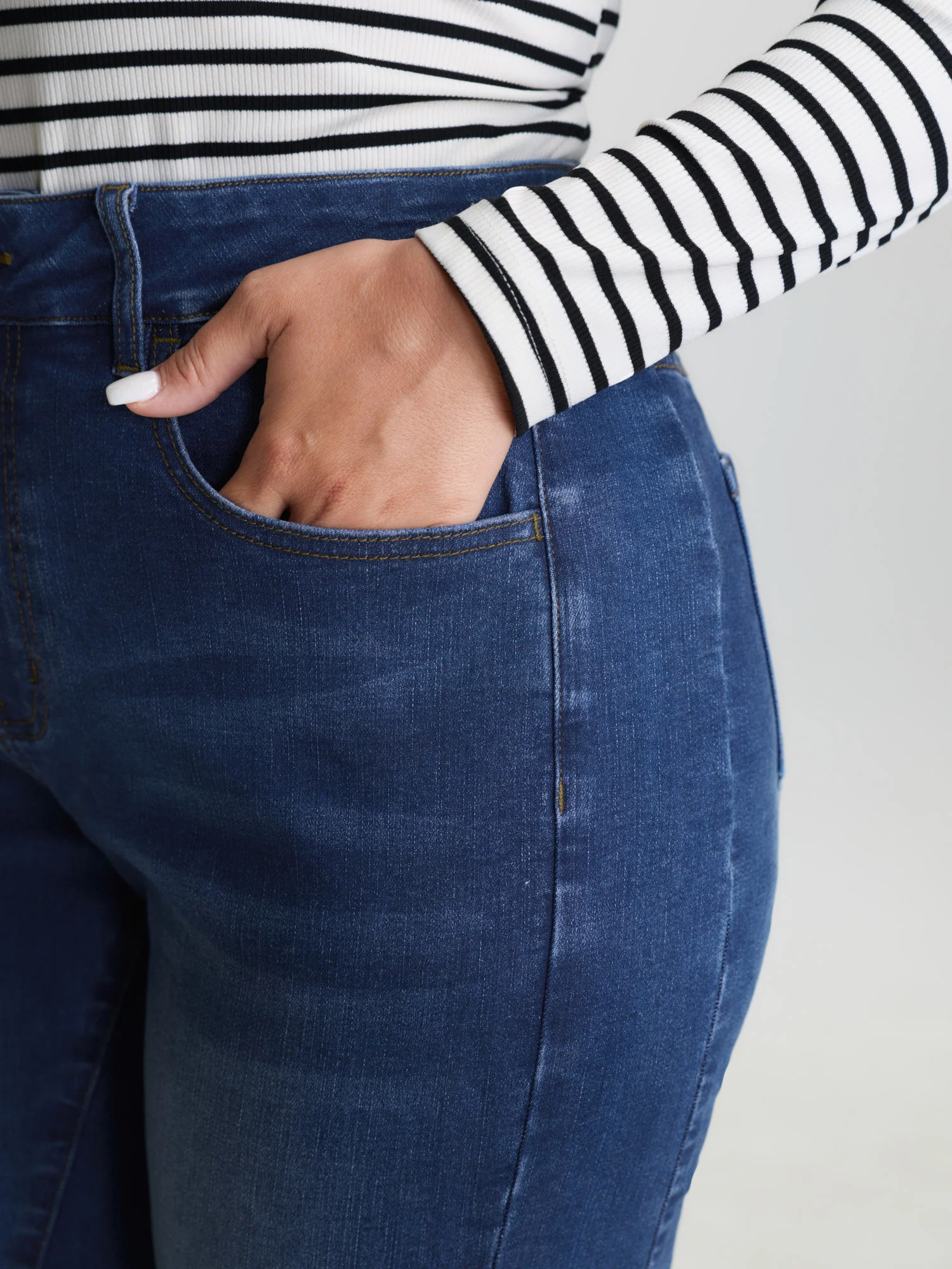 Thigh-Friendly Back Elastic Waist Straight-Leg Jeans - Image 3