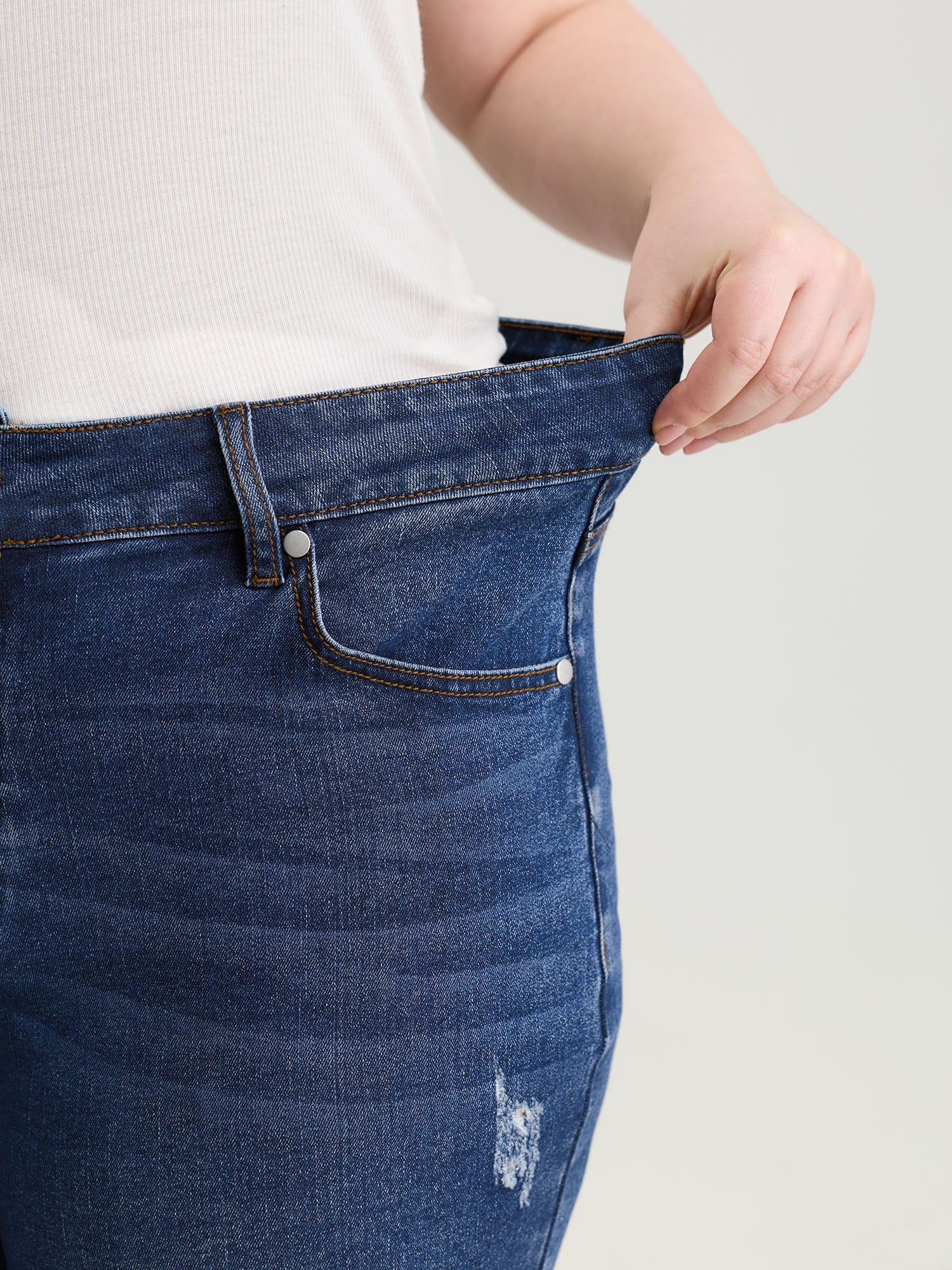 Stretchy Raw Cut Hem Skinny-Fit Denim Shorts - Image 4