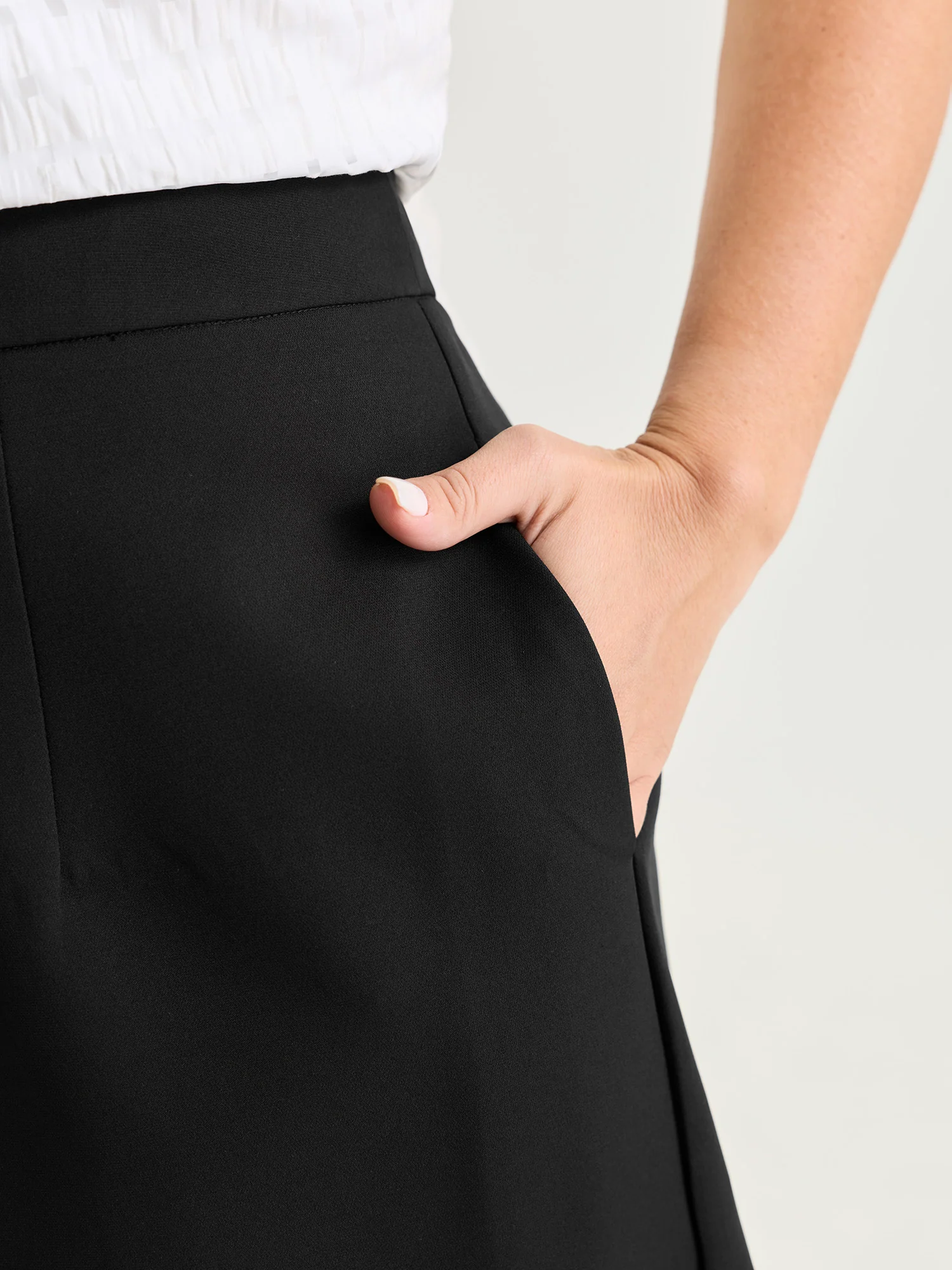 Stretchy Scalloped Hem Shorts - Image 3